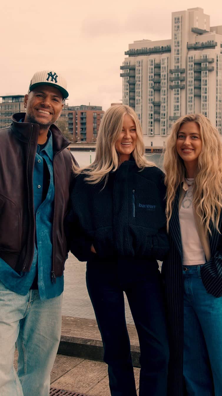 ELLE DKのインスタグラム：「“Lige meget hvad man laver, skal man da totalt meget owne det.”   Det siger @emilisindlev blandt andet i det nye afsnit af ELLEs podcast #KlædtPå, som hun gæster sammen med @josefinehj. Men det der med at tage ejerskab over influencer-titlen er ikke altid lige nemt, når fordommene om industrien ofte hersker. Det snakker de to influenter  blandt andet om, mens de også fortæller om, hvordan det hele startede og vender nogle af tidens største tendenser sammen med vært @madsdamind.  Lyt nu på Spotify via link i bio, eller find afsnittet der, hvor du lytter til podcasts.」