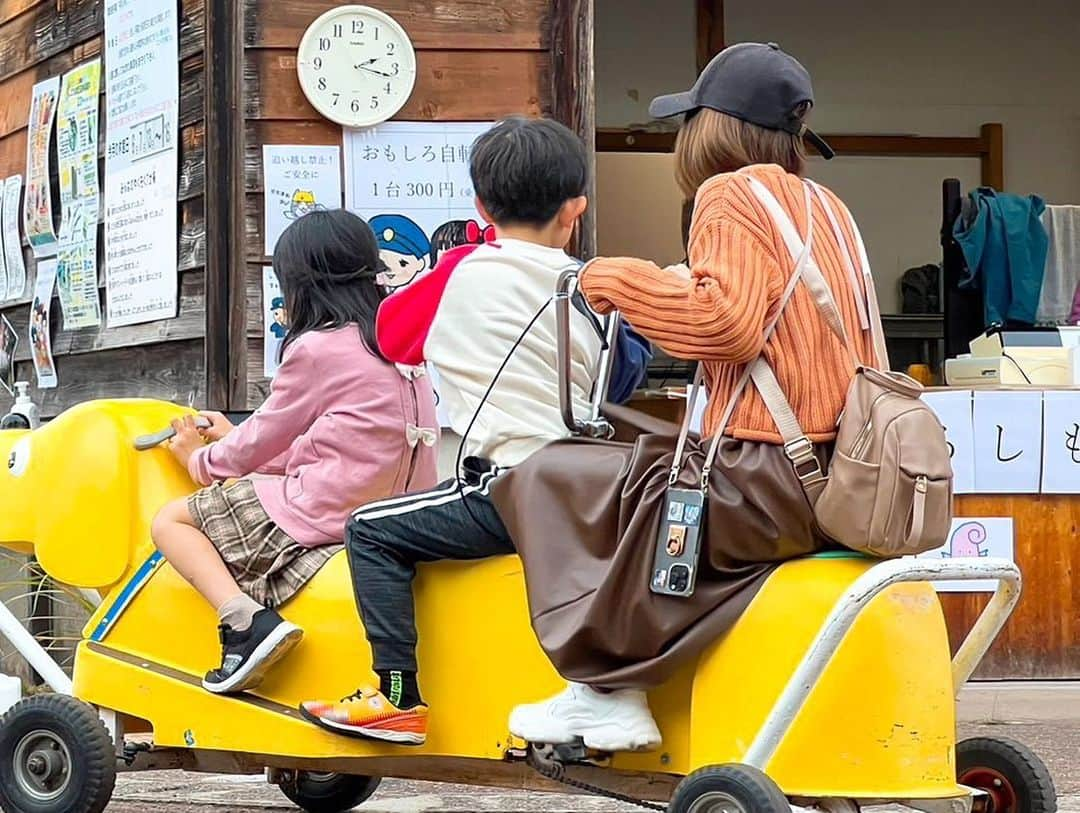 おかもとまりさんのインスタグラム写真 - (おかもとまりInstagram)「【新潟】あやなちゃん( @kobayashi_ayana0218 )親子に会いに行くため、昨日今日は長岡でした😊  昨日はおうちで美味しいあやなちゃんごはん食べて、 今日は #こども自然王国 のじどうかんまつりに行ってきたよ🫡♡  ネイル💅体験や工作、サイクリング、たくさん遊べて大満足だよ〜！！あやなちゃんとは何でも話せるし、子供同士もめちゃくちゃ仲良いし、本当に一緒にいれて嬉しいなぁ🥰  たくさん運転もありがとうね🚗♡」11月4日 18時26分 - okamotomari1213