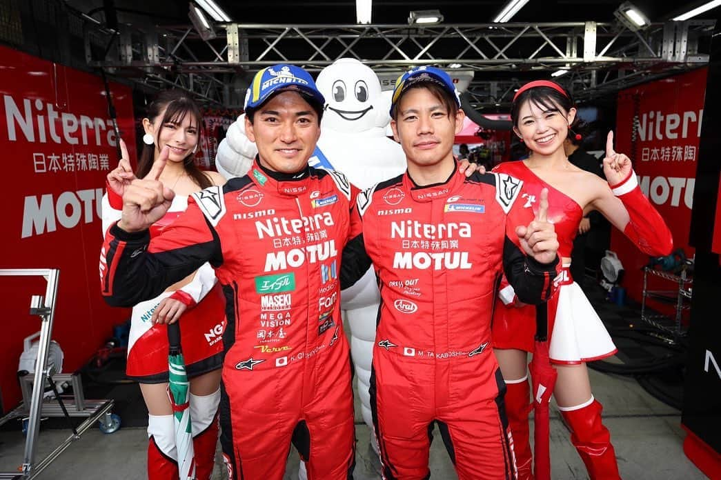 葉月美優のインスタグラム：「素敵すぎた✨SUPER GT 最終戦 inモビリティリゾートもてぎ 予選日  今日は11月とは思えない気候でしたね！ 観戦しやすい気候に恵まれて良かったです❃ 明日もこんな感じだといいな。  そして、今日の予選！　3号車 Niterra MOTUL Zは、ランキング1位との差は7ポイント差なので、今日はポールポジションを取っておかないと。という状況。  SUPER GTでは、ポールポジションで1ポイント獲得できるルールがあります。  Q1は高星選手✰  絶対に絶対に突破できると信じていましたが、最後までドキドキで仕方なくて。。 でも、1:35.929とトップタイムで突破🏁♡  さすが過ぎました(*´꒳`*ﾉﾉﾞ  Q2は千代選手✧  きっと、プレッシャーがすごかったと思いますが、千代選手もファイナルラップで1:35.539とトップタイム♡  ということで、見事ポールポジション！！！！  ドキドキでうるうる、安心でうるうる(´இωஇ`)💕 速すぎ、めちゃくちゃかっこよすぎますね3号車の選手！  ポールトゥウィン！そして、シリーズチャンピオンを獲得してほしいです✨ また心臓破裂しそうだし、うるうるしちゃうかもだけど全力で応援しますっ！  また、NGKスパークプラグブース、NISMOブースもお待ちしています♫  ぜひNGKスパークプラググッズを身に着けて応援していただけると嬉しいです🫶  チャンピオン目指して 3号車 Niterra MOTUL Zの応援を よろしくお願いいたします👑💕  ┈𓈒𓏸︎︎︎︎決勝スケジュール𓂃𓈒𓏸 ┈┈┈┈┈┈┈┈┈┈┈┈┈  8:30-8:40 ❥ スポンサーステージ  9:20-10:00 ❥ PIT WALK  10:45-11:00 ❥ ドライバーズアピアランス  11:30-11:50 ❥ ウォームアップ走行  11:50-13:00 ❥ スタート進行  13:00-　❥ 決勝レース（300km／68Laps）  16:30-16:40 ❥ スポンサーステージ  ┈┈┈┈┈┈┈┈┈┈┈┈┈┈┈┈┈┈┈┈┈┈┈┈┈┈  ©NISMO  @ngksparkplugsofficial  @nismo_jp_official  @motuljapan  @supergt_official  @motegi_official   #Niterra #NGKスパークプラグ #NGKスパークガール  #NiterraMOTULᏃ  #NISMO #NISSAN #GoGoNISSAN2023  #MOTUL   #SUPERGT #SGT #スーパーGT #SUPERGT2023  #racequeen #レースクイーン  #モビリティリゾートもてぎ #岡山国際サーキット #鈴鹿サーキット #スポーツランドSUGO #オートポリス #富士スピードウェイ   #サーキット #サーキットへ行こう #サーキット女子 #サーキット走行 #carrace #フェアレディz #fairladyz」