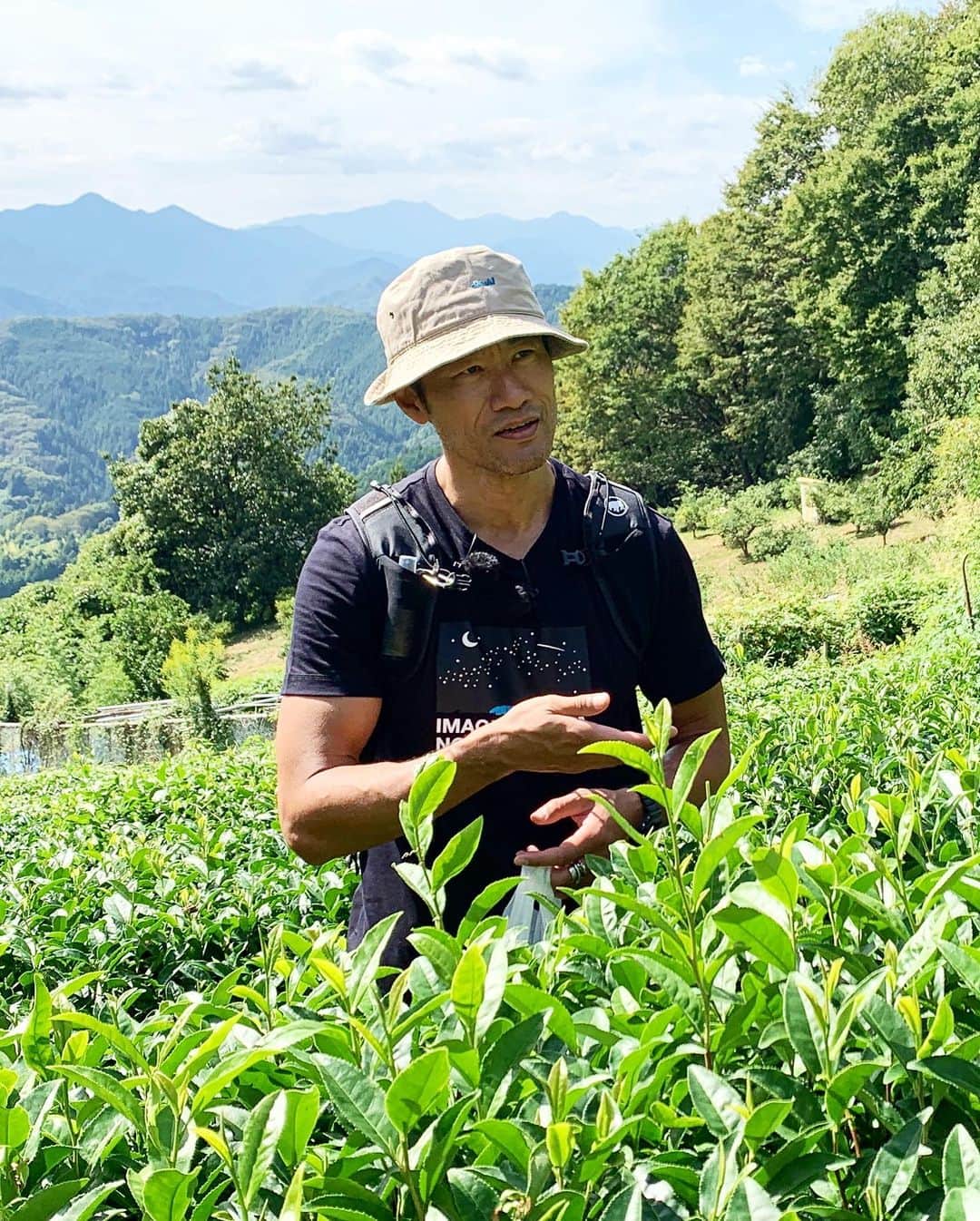 平山祐介さんのインスタグラム写真 - (平山祐介Instagram)「陣馬山⛰️ 「登山で頂きメシ！」📌 @itadakimeshi_skya  明日、11月5日 日曜あさ6時30分より CSスポーツチャンネル スカイAあるいは TVerにてご覧くだすゎい👀 頂上を目指す道中で訪れた古民家の裏山肌に広がる 柚子畑で使用されてるミニモノレールや"天空の茶畑" で茶葉の収穫をさせて頂いたり、今回もてんこ盛りなり。 #登山で頂きメシ #頂き #CS #スカイA #TVer #低山 #低山登山 #登山道 #陣馬山 #白馬の像 #パノラマ #古民家 #柚子 #茶畑 #茶葉 #ご馳走 #平山祐介 #yusukehirayama #MAMMUT」11月4日 18時27分 - yusukehirayama_