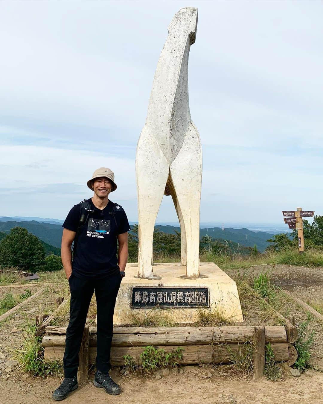平山祐介さんのインスタグラム写真 - (平山祐介Instagram)「陣馬山⛰️ 「登山で頂きメシ！」📌 @itadakimeshi_skya  明日、11月5日 日曜あさ6時30分より CSスポーツチャンネル スカイAあるいは TVerにてご覧くだすゎい👀 頂上を目指す道中で訪れた古民家の裏山肌に広がる 柚子畑で使用されてるミニモノレールや"天空の茶畑" で茶葉の収穫をさせて頂いたり、今回もてんこ盛りなり。 #登山で頂きメシ #頂き #CS #スカイA #TVer #低山 #低山登山 #登山道 #陣馬山 #白馬の像 #パノラマ #古民家 #柚子 #茶畑 #茶葉 #ご馳走 #平山祐介 #yusukehirayama #MAMMUT」11月4日 18時27分 - yusukehirayama_