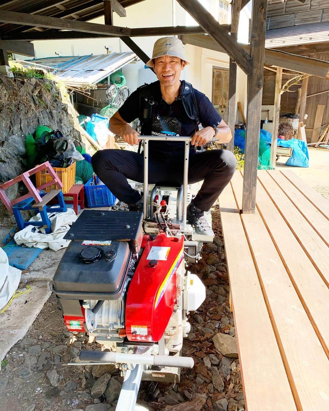平山祐介さんのインスタグラム写真 - (平山祐介Instagram)「陣馬山⛰️ 「登山で頂きメシ！」📌 @itadakimeshi_skya  明日、11月5日 日曜あさ6時30分より CSスポーツチャンネル スカイAあるいは TVerにてご覧くだすゎい👀 頂上を目指す道中で訪れた古民家の裏山肌に広がる 柚子畑で使用されてるミニモノレールや"天空の茶畑" で茶葉の収穫をさせて頂いたり、今回もてんこ盛りなり。 #登山で頂きメシ #頂き #CS #スカイA #TVer #低山 #低山登山 #登山道 #陣馬山 #白馬の像 #パノラマ #古民家 #柚子 #茶畑 #茶葉 #ご馳走 #平山祐介 #yusukehirayama #MAMMUT」11月4日 18時27分 - yusukehirayama_