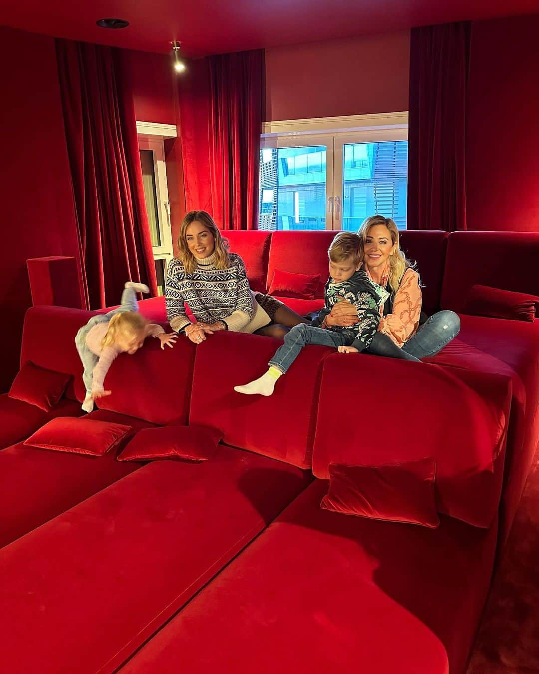 キアラ・フェラーニのインスタグラム：「Vittoria is already testing all the furniture 😅  First room will be the cinema room ❤️」