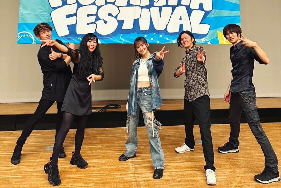 SATOKOさんのインスタグラム写真 - (SATOKOInstagram)「#山本彩 #宗像フェス2023 可愛すぎて後ろにいる人に目が行かないです。笑 てゆーか彩ちゃんは凄すぎるのでかなりやってやったぜってドヤッとエンディングノートシメる時、彩ちゃんめっちゃ飛んで危うくみんな合わないとこだった！笑 あんな飛べる人あんまいないですよね。 それと、リハの時、彩ちゃんがくしゃみした瞬間、そこにいた人たちが反射的に、ありがとうございます、って自然と口に出してしまうくらい、本当にくしゃみとか全て可愛い。 歌上手いだけじゃない…。ブッチギリで可愛い。 今日も幸せをありがとうございます♡♡♡」11月4日 18時29分 - fc_satoko