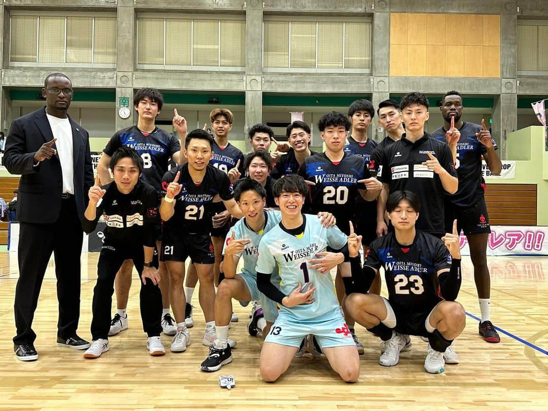 久保田雅人のインスタグラム：「1勝目🎉 Vリーグ開幕初戦勝利💮 沢山の応援差し入れありがとうございました😊 そして本日をもってVリーグ栄誉賞を受賞することが出来ました♪ 10年も経過した実感はまだあまりないですが、これまで支えてくれた家族、バレーを通して自分と関わって頂いた皆様、ファンの皆様のおかげで受賞することが出来たんだと思っています。有難うございます！ チームメイトの頑張りもあり、この記念すべき日に勝利することができ、嬉しく思います👍 明日からまた頑張りますので引き続き応援よろしくお願いします🙇 #大分三好ヴァイセアドラー #Vリーグ栄誉賞 #Vリーグ」