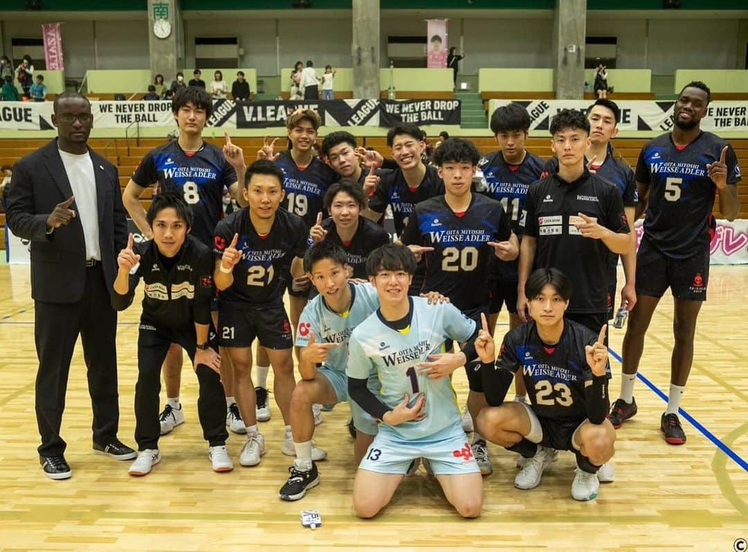 久保田雅人さんのインスタグラム写真 - (久保田雅人Instagram)「1勝目🎉 Vリーグ開幕初戦勝利💮 沢山の応援差し入れありがとうございました😊 そして本日をもってVリーグ栄誉賞を受賞することが出来ました♪ 10年も経過した実感はまだあまりないですが、これまで支えてくれた家族、バレーを通して自分と関わって頂いた皆様、ファンの皆様のおかげで受賞することが出来たんだと思っています。有難うございます！ チームメイトの頑張りもあり、この記念すべき日に勝利することができ、嬉しく思います👍 明日からまた頑張りますので引き続き応援よろしくお願いします🙇 #大分三好ヴァイセアドラー #Vリーグ栄誉賞 #Vリーグ」11月4日 18時34分 - vbmasato