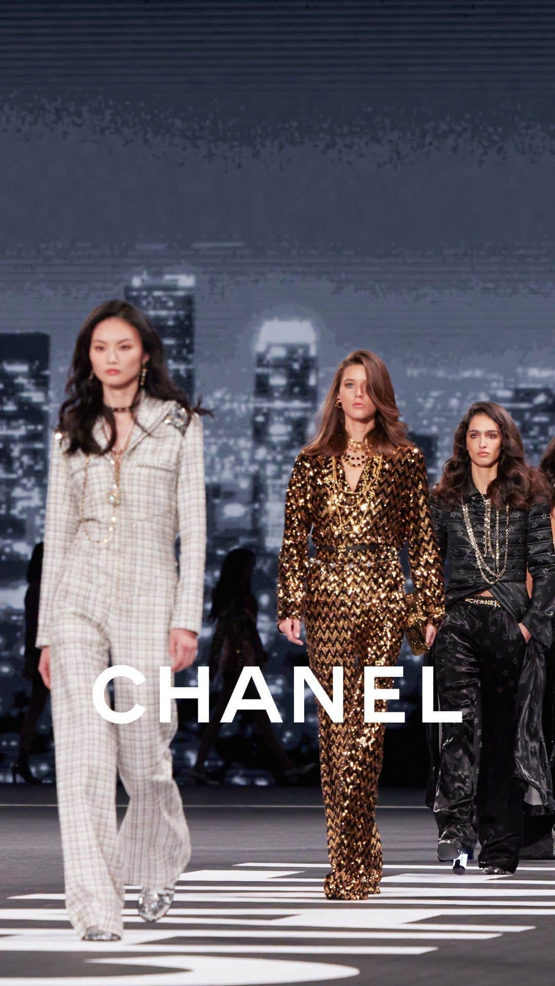 シャネルのインスタグラム：「From L.A. to Shenzhen, fashion and cinema lead us into a waking dream. Initially unveiled last May in Los Angeles, the CHANEL Cruise 2023/24 collection was presented in Shenzhen. A tribute to cinema and the lifestyle of Los Angeles, the collection captures the glamour of the 1920s and the energy of the 1970s and 1980s, with rhinestone-covered mini-shorts and jumpsuits, embroidered bustiers and old Hollywood-inspired evening gowns.  Directed by Caroline de Maigret.   See more at chanel.com  #CHANELCruise #CHANELShow #CHANELinShenzhen @CarolineDeMaigret @LiuWenlw @WhitneyPeak @WilliamChanWaiting @MarionCotillard @Jingxiaoxiansheng #LiuShishi #ZhangZifeng @NingChang0904 #ZhouXun @Yibo.w_85 @Xin_Zhilei @NileRodgers @VivienneRohner @LiuTinglei0310 @IamHyunjiShin @XuWei.XuWei_ @Mona_Tougaard @LunaBijl @SaaraCaballero @Madeleine_Fs @RachelMarxx @OliviaVinten @Samantha_Saba @FloorVrins @EmmyRappe @CanlanWangg @Ola_quetal @Walldamort @AnaSofiaNegrutsa @_Saunders10 @TaraHalliwell @ClaireDelozier @Wchenhuijia @RuiqiJiang @Jializhaozz @ImanPerez @Africa_Penalver @PanHaowen1 @Fatdwa @RachelleHrs @Leessseoyeon @Hezhizhi_ @Fannityfair @CrisHerrmann @PollyPolly @JiShuyan0605 @BertaNagy @Cai.Guannan @Shupingggg_Li @QianXia_ye @Greta_blt_ @LindseyLenoard @Chen_Estelle @Olympefilledhades @YangLing_918 @DaphneGroeneveld @LiuBingBing7 @LiuHuann_ @Xie.Chaoyu @Xiru.Yang_ @Yilan_Hua @Yye_riqun @Ying_Oyang @DuSiYing_1117 @Mathilda.Gvarliani @JustJenaye @KlaraMarieDogan @AlberteMortensen_ @JinRong4637 @JuliaaPelc @HeConghc」