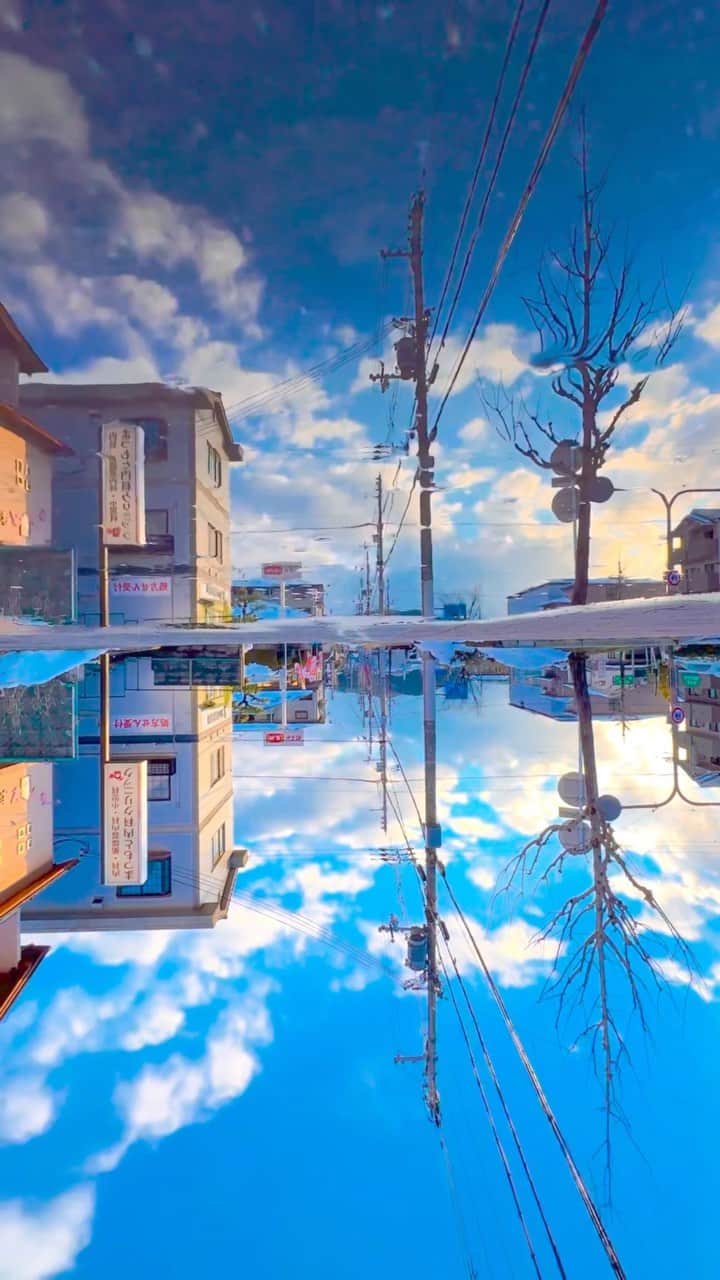 Shotaのインスタグラム：「水溜りに映る世界 The world reflected in a puddle  こういう世界観はお好きですか？ Do you like this kind of worldview?  #japan #日本 #日本の風景」