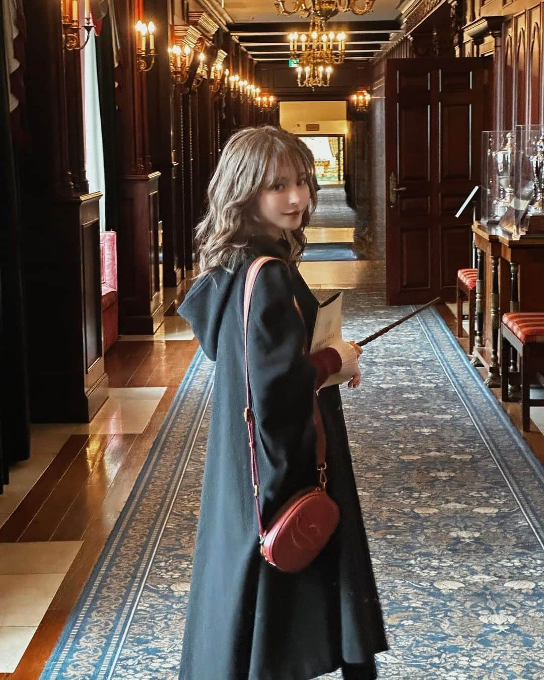 のインスタグラム：「友達と旅行🪄  学生時代からの友達が8周年をお祝いしてくれました！ 私がハリーポッターが大好きなのを知っているので 英国がモチーフになっているブリティッシュホテルに 連れて行ってくれました！ ハリーポッターの大きな食堂モチーフのビュッフェがあったり、 部屋に防寒用のローブがあったり、 館内どこ見ても英国の雰囲気で溢れていて 凄くスペシャルな旅行になりました🇬🇧 ありがとう〜！  #ブリティッシュホテル」