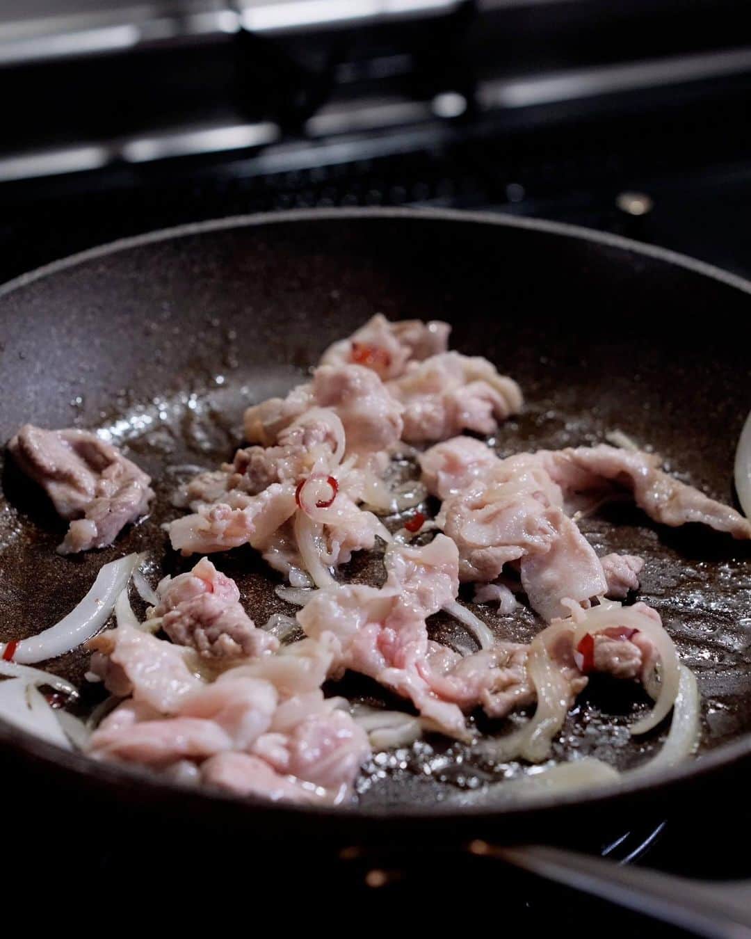 Ryogoさんのインスタグラム写真 - (RyogoInstagram)「🍝 豚肉のガーリックトマトパスタ。 ⁡ 名前の通りにんにくの風味をしっかり楽しめるシンプルながら背徳感強めのおうちパスタ😎 ⁡ 個人的にもなかなかお気に入りのレシピです。 ⁡ ——————————— ⁡ ▹レシピ本 初著書「おうちで本格！BINANPASTA流 映えうまパスタレシピ」(宝島社)が11/17に発売決定📙絶賛ご予約受付中！ ⁡ ——————————— ⁡ ✱ 今日のパスタ 『豚肉のガーリックトマトパスタ』 ⁡ ⋈ 材料(1人前) パスタ　80g 豚バラ　80g トマト缶　100g 玉ねぎ（薄切り）1/8個 にんにく（薄切り）1かけ オリーブオイル　大さじ1 ブラックペッパー　適量 鷹の爪　適量 塩　適量 ⁡ ⋈ 作り方 1. フライパンにオリーブオイルとにんにくを入れ、弱火でじっくり香りを引き出します。 2. にんにくがきつね色になったら別皿に取り出します。 3. 沸騰したお湯の中に塩を入れてパスタを茹で始めます。 4. オイルだけになったフライパンに玉ねぎを入れて弱火で炒めます。 5. 玉ねぎが透き通ってきたら豚バラを加え、お肉の色が変わり切る前に鷹の爪を加えます。 6. トマト缶と茹で汁（お玉1杯程度）を加えてパスタを茹でる間煮詰めます。 7. 茹で上がったパスタと先ほどのにんにくをフライパンに加えて素早く混ぜ合わせ、必要に応じて塩で味を整えます。 8. お皿に盛り付けたら、仕上げにブラックペッパーをトッピングして完成です。 ⁡ ⋈ 詳しくはHPでご紹介 https://binanpasta.com/porkgarlictomatopasta/ *プロフィール(@binanpasta )からアクセスできます。←愛用アイテム一覧もあります。 ⁡ ✱「BINANPASTAのレシピを参考に作ったよ」という方は、ぜひ @binanpasta をタグ付けして写真を投稿してください。TwitterやThreadsも大歓迎👏👏 ⁡ -——————————— ⁡ ▹YouTube 2チャンネルあります。チャンネル登録してね🍳 ・まかない食堂 ・BINANPASTA ⁡ ▹レシピサイト(BINANPASTA) 約700種類のパスタレシピを無料で公開しています🍝 *プロフィール(@binanpasta )からも飛べます。 ⁡ #BINANPASTA #パスタレシピ #私のおうちパスタ  ⁡ -——————————— ⁡ #パスタ #レシピ #トマトパスタ #豚肉レシピ #フーディーテーブル #おうちごはん」11月4日 18時37分 - binanpasta