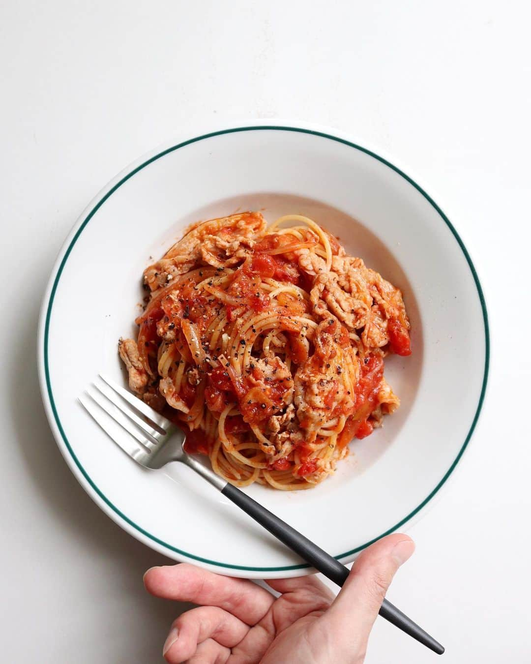 Ryogoのインスタグラム：「🍝 豚肉のガーリックトマトパスタ。 ⁡ 名前の通りにんにくの風味をしっかり楽しめるシンプルながら背徳感強めのおうちパスタ😎 ⁡ 個人的にもなかなかお気に入りのレシピです。 ⁡ ——————————— ⁡ ▹レシピ本 初著書「おうちで本格！BINANPASTA流 映えうまパスタレシピ」(宝島社)が11/17に発売決定📙絶賛ご予約受付中！ ⁡ ——————————— ⁡ ✱ 今日のパスタ 『豚肉のガーリックトマトパスタ』 ⁡ ⋈ 材料(1人前) パスタ　80g 豚バラ　80g トマト缶　100g 玉ねぎ（薄切り）1/8個 にんにく（薄切り）1かけ オリーブオイル　大さじ1 ブラックペッパー　適量 鷹の爪　適量 塩　適量 ⁡ ⋈ 作り方 1. フライパンにオリーブオイルとにんにくを入れ、弱火でじっくり香りを引き出します。 2. にんにくがきつね色になったら別皿に取り出します。 3. 沸騰したお湯の中に塩を入れてパスタを茹で始めます。 4. オイルだけになったフライパンに玉ねぎを入れて弱火で炒めます。 5. 玉ねぎが透き通ってきたら豚バラを加え、お肉の色が変わり切る前に鷹の爪を加えます。 6. トマト缶と茹で汁（お玉1杯程度）を加えてパスタを茹でる間煮詰めます。 7. 茹で上がったパスタと先ほどのにんにくをフライパンに加えて素早く混ぜ合わせ、必要に応じて塩で味を整えます。 8. お皿に盛り付けたら、仕上げにブラックペッパーをトッピングして完成です。 ⁡ ⋈ 詳しくはHPでご紹介 https://binanpasta.com/porkgarlictomatopasta/ *プロフィール(@binanpasta )からアクセスできます。←愛用アイテム一覧もあります。 ⁡ ✱「BINANPASTAのレシピを参考に作ったよ」という方は、ぜひ @binanpasta をタグ付けして写真を投稿してください。TwitterやThreadsも大歓迎👏👏 ⁡ -——————————— ⁡ ▹YouTube 2チャンネルあります。チャンネル登録してね🍳 ・まかない食堂 ・BINANPASTA ⁡ ▹レシピサイト(BINANPASTA) 約700種類のパスタレシピを無料で公開しています🍝 *プロフィール(@binanpasta )からも飛べます。 ⁡ #BINANPASTA #パスタレシピ #私のおうちパスタ  ⁡ -——————————— ⁡ #パスタ #レシピ #トマトパスタ #豚肉レシピ #フーディーテーブル #おうちごはん」