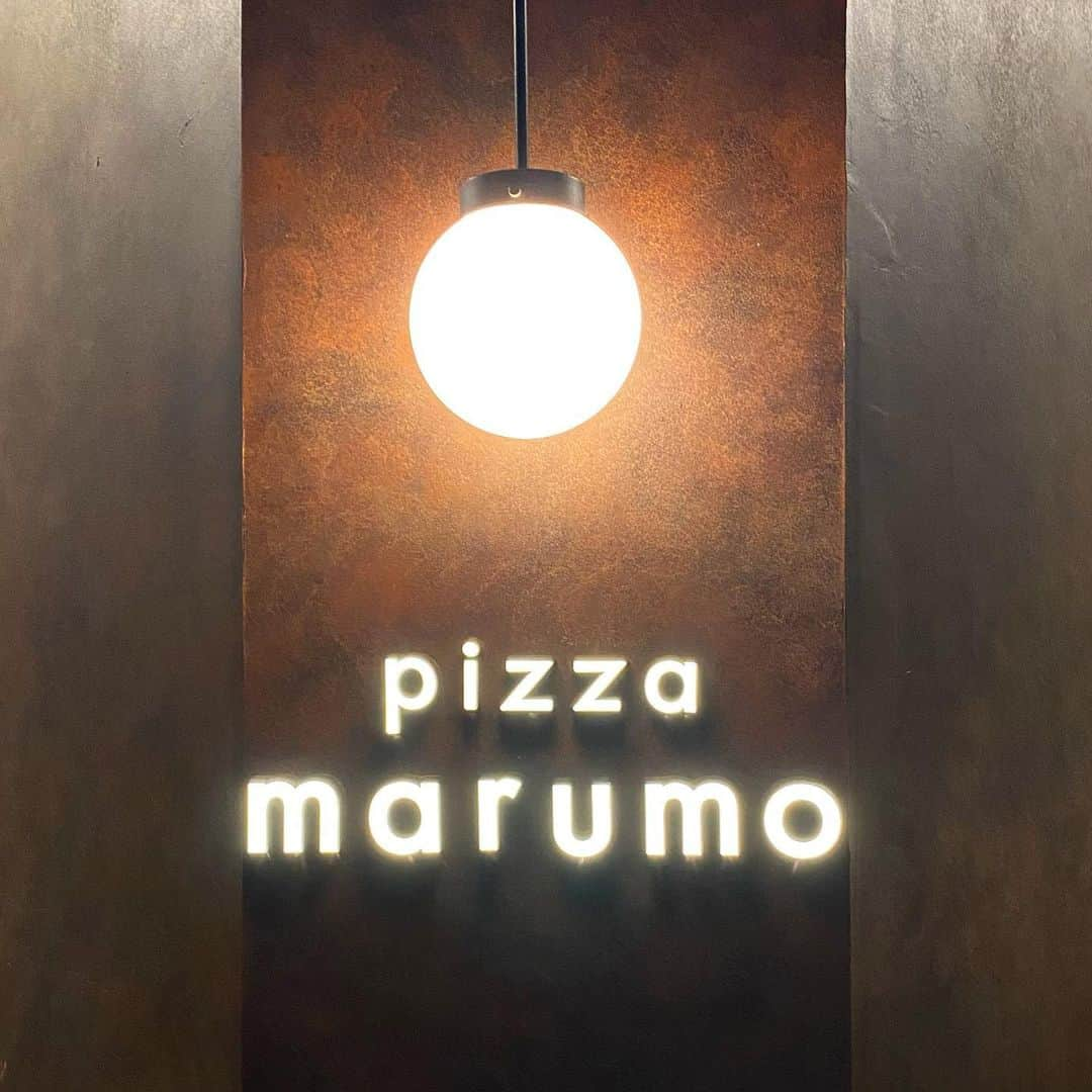 岩下真奈さんのインスタグラム写真 - (岩下真奈Instagram)「2023.11.04 #gourmet 🍽 * 📍pizza marumo . . 撮影帰りに恵比寿のイタリアンへ🍕 . メインのカウンター席には座れなかったけど遠目から) 目の前でピザをこねて釜で焼くところを見れました🥹✨️ . 出来たてアツアツ本格的な マルゲリータとマリナーラのハーフアンドハーフを𓌉𓇋 ‎ . お粉っぽい感じも、手作り感たっぷりのトマトソースも、 とろけたチーズも全部最高でした🧀‪‪❤︎‬ . 他、生ハムにカリフラワーも超美味しかったし、 イチボのステーキもたまらんかた🥹💞 . . お仕事頑張って、美味しいご飯を食べる幸せ。 . +αな人生を楽しんでいきたいよね🩰 . . . #pizzamarumo #marumo #イタリアン #恵比寿グルメ #恵比寿ディナー   #model #dinner #Italian #恵比寿イタリアン #釜焼きピザ #おすすめグルメ #隠れ家レストラン #記念日ディナー #ワイン #東京グルメ #おすすめグルメ #グルメ女子 #グルメ好きな人と繋がりたい #インフルエンサー #広告モデル #撮影依頼募集中 #フリーランス #モデル #タレント #お仕事依頼受付中 #おしゃれさんと繋がりたい #カフェ好きな人と繋がりたい #邦ロック好きな人と繋がりたい #美容好きな人と繋がりたい」11月4日 18時38分 - mana_mdleam