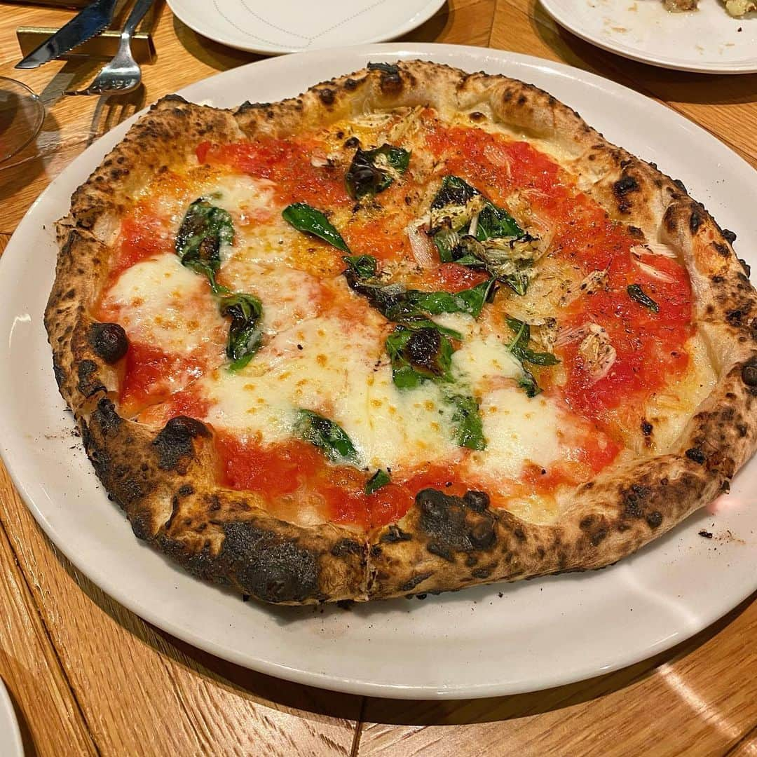 岩下真奈さんのインスタグラム写真 - (岩下真奈Instagram)「2023.11.04 #gourmet 🍽 * 📍pizza marumo . . 撮影帰りに恵比寿のイタリアンへ🍕 . メインのカウンター席には座れなかったけど遠目から) 目の前でピザをこねて釜で焼くところを見れました🥹✨️ . 出来たてアツアツ本格的な マルゲリータとマリナーラのハーフアンドハーフを𓌉𓇋 ‎ . お粉っぽい感じも、手作り感たっぷりのトマトソースも、 とろけたチーズも全部最高でした🧀‪‪❤︎‬ . 他、生ハムにカリフラワーも超美味しかったし、 イチボのステーキもたまらんかた🥹💞 . . お仕事頑張って、美味しいご飯を食べる幸せ。 . +αな人生を楽しんでいきたいよね🩰 . . . #pizzamarumo #marumo #イタリアン #恵比寿グルメ #恵比寿ディナー   #model #dinner #Italian #恵比寿イタリアン #釜焼きピザ #おすすめグルメ #隠れ家レストラン #記念日ディナー #ワイン #東京グルメ #おすすめグルメ #グルメ女子 #グルメ好きな人と繋がりたい #インフルエンサー #広告モデル #撮影依頼募集中 #フリーランス #モデル #タレント #お仕事依頼受付中 #おしゃれさんと繋がりたい #カフェ好きな人と繋がりたい #邦ロック好きな人と繋がりたい #美容好きな人と繋がりたい」11月4日 18時38分 - mana_mdleam