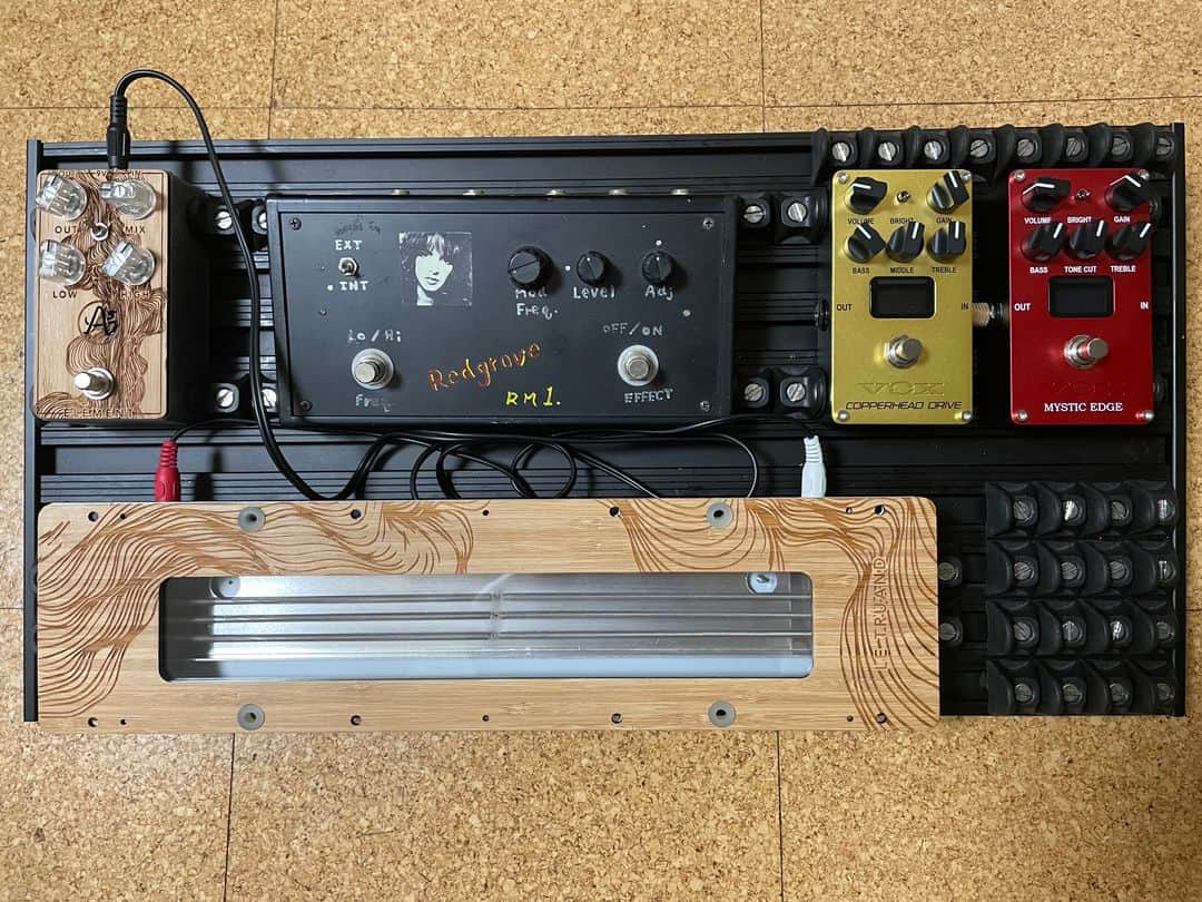 石黒彰のインスタグラム：「ケーブル周りはまだだが、オルガン（VISCOUNT LEGEND LIVE）用にエフェクターボードを組んでみた。絶望的減価償却。でもいいんです！（ｷﾘｯ😎」