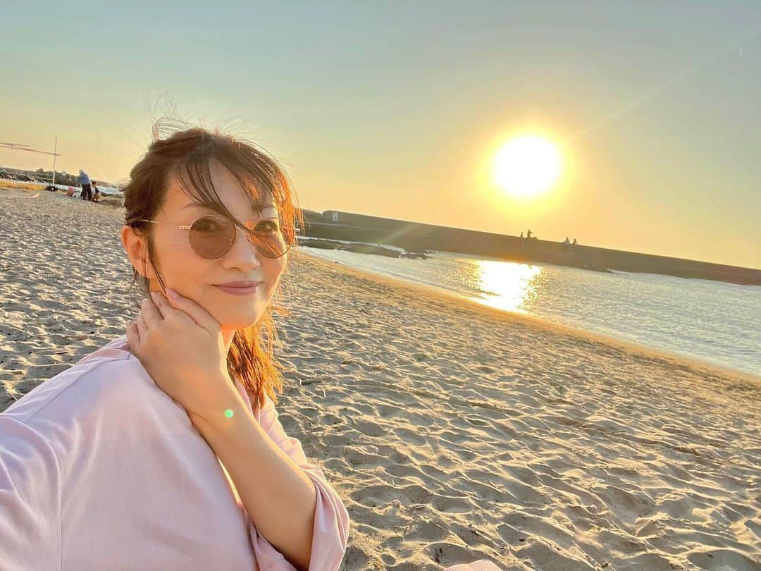 梅本理恵さんのインスタグラム写真 - (梅本理恵Instagram)「気持ちいいのでビーチへ移動しま〜すと 言われまして、 サンセットビーチヨガに。 （サングラスを持ってきた自分を褒めた。） 昨日の葉山の夕日です。 ⁡ 秋の紫外線は夏よりはやわらかいけど、 やっぱり太陽のエネルギーは強い。 刺さる。 やけたくないんやけど。笑 ⁡ 気持ちいいに決まってる！！ ⁡ サンセットの時間にビーチでヨガは、 そりゃサイコー。気持ちいいし、 深呼吸したくなるし、 気持ちもポジティブでいて穏やか。 ⁡ 心地良い気候と波の音と大きな空と 夕日と。 こんなに好きが合わさった場所で、 大好きなヨガができる喜び。 ご褒美やなぁ♡ ⁡ ⁡ ⁡ ⁡ ⁡ ⁡素敵なカップルとご家族とにお邪魔した形となってしまったお写真。 #ヨガ #サンセットヨガ #サンセットビーチ #葉山 #森戸海岸 #森戸海岸夕日 #富士山みえた #海は広いな大きいな #海 #ヨガイベント #オーシャンビューカフェ #葉山ビーチ #逗子 #yoga #sunsetyoga #文化の日 #三連休の過ごし方 #美容 #美活女子 #アラフォー#アラフィフ #はんなり #美魔女 #はんなり美魔女 #梅本理恵 #今日も感謝 #ありがとうございます♥」11月4日 18時43分 - rie___12ki