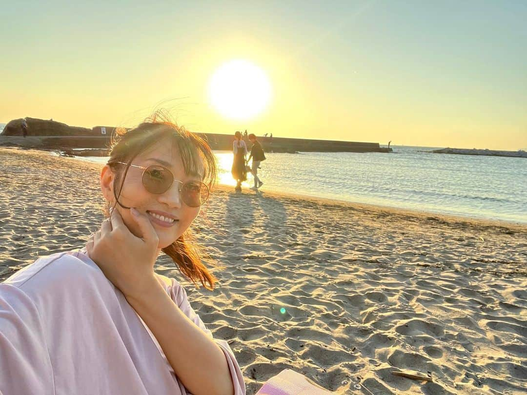 梅本理恵さんのインスタグラム写真 - (梅本理恵Instagram)「気持ちいいのでビーチへ移動しま〜すと 言われまして、 サンセットビーチヨガに。 （サングラスを持ってきた自分を褒めた。） 昨日の葉山の夕日です。 ⁡ 秋の紫外線は夏よりはやわらかいけど、 やっぱり太陽のエネルギーは強い。 刺さる。 やけたくないんやけど。笑 ⁡ 気持ちいいに決まってる！！ ⁡ サンセットの時間にビーチでヨガは、 そりゃサイコー。気持ちいいし、 深呼吸したくなるし、 気持ちもポジティブでいて穏やか。 ⁡ 心地良い気候と波の音と大きな空と 夕日と。 こんなに好きが合わさった場所で、 大好きなヨガができる喜び。 ご褒美やなぁ♡ ⁡ ⁡ ⁡ ⁡ ⁡ ⁡素敵なカップルとご家族とにお邪魔した形となってしまったお写真。 #ヨガ #サンセットヨガ #サンセットビーチ #葉山 #森戸海岸 #森戸海岸夕日 #富士山みえた #海は広いな大きいな #海 #ヨガイベント #オーシャンビューカフェ #葉山ビーチ #逗子 #yoga #sunsetyoga #文化の日 #三連休の過ごし方 #美容 #美活女子 #アラフォー#アラフィフ #はんなり #美魔女 #はんなり美魔女 #梅本理恵 #今日も感謝 #ありがとうございます♥」11月4日 18時43分 - rie___12ki