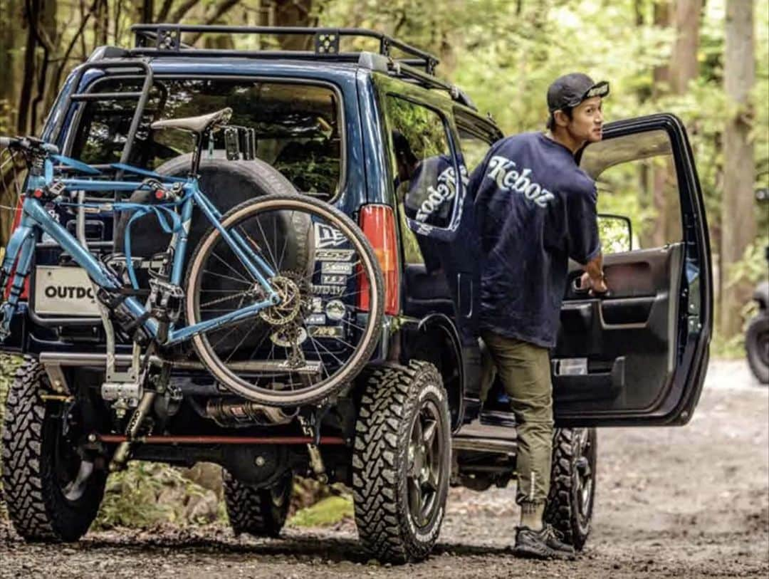 山下晃和のインスタグラム：「【BIKE&CAMP】芸文社のOUTDOORあそびーくるでは、アピオの林さんと自転車を積んで、キャンプ場をベースにグラベルを遊んできました！  主にスタイリングのお仕事かと思います  まだ緑が豊かな気持ちのいい日でした  アピオジムニーの新しいクラシックなグリルやサイドのカラーリングなどキャンプ場でも映えますね！  #アピオジムニー #キャンプ #CAMP #自転車 #APIO #JIMNY #ジムニー #JB64 #JB23 #JB74 #アウトドア #あそびーくる #OUTDOORあそびーくる #6輪ライフ #KEEN #KEENJAPAN #KEEN_JAPAN #グラベルバイク」