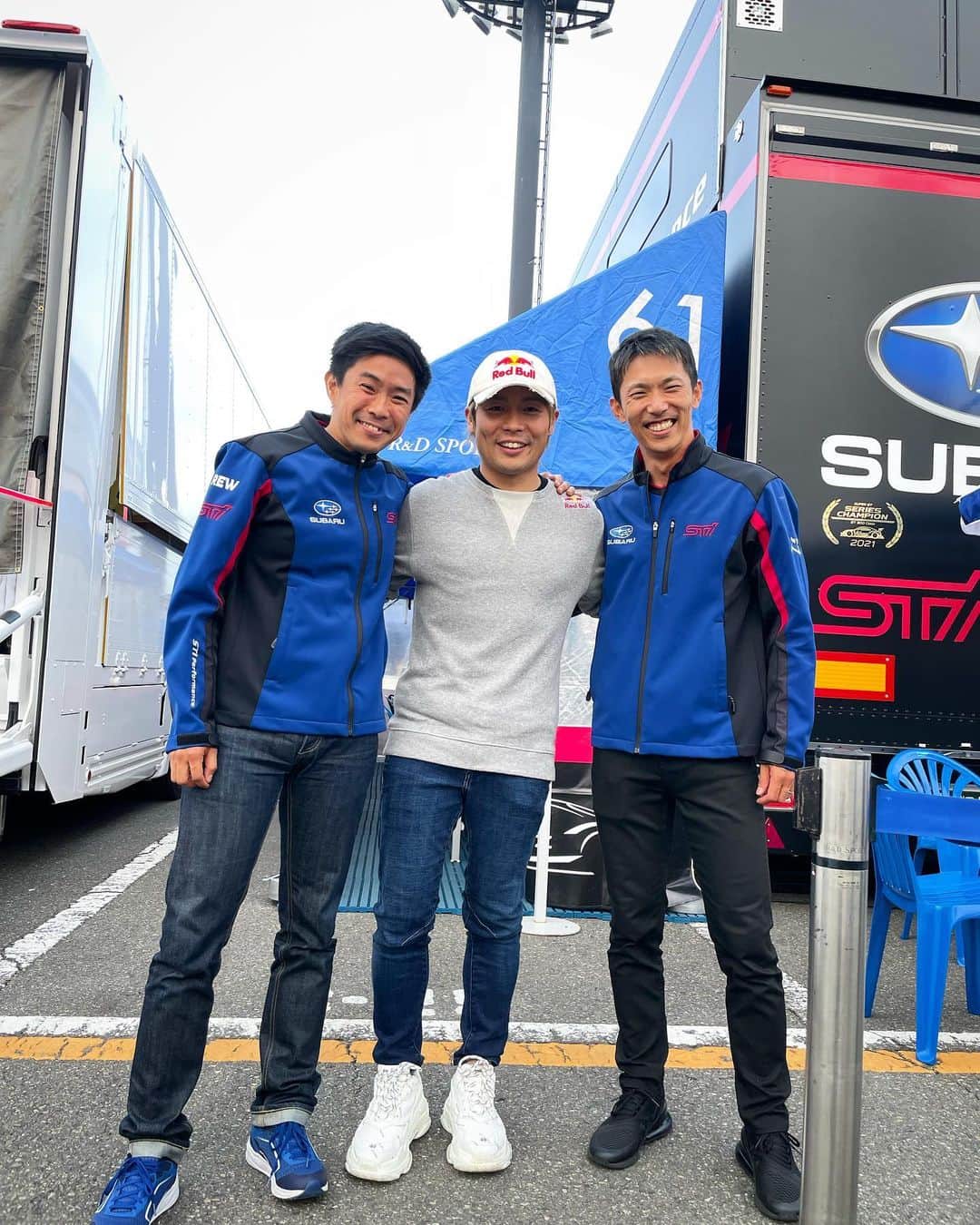 のインスタグラム：「予選4番手でした‼️チームの総合力、山内選手の素晴らしいアタックで良いグリッドを獲得できました。決勝を考えた戦略で流れはきていると思うので、明日は悔いのないように良いレースをしたいです。  そして！SUBARUのピットに世界の @takamotokatsuta が遊びに来てくれました☺️色々話を聞けて嬉しかった🫶」