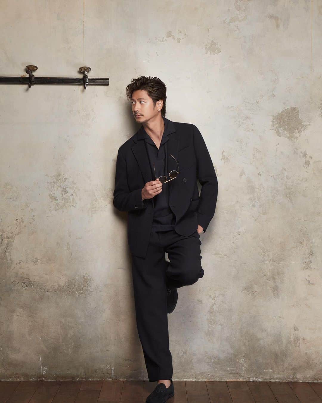 速水もこみちさんのインスタグラム写真 - (速水もこみちInstagram)「LEON “オタクなオトコ”のスタイルPART 3  #fashion #people #大人なモードの遊び方  #ジョルジオアルマーニ  #giorgioarmani」11月4日 18時44分 - mocomichi_hayami