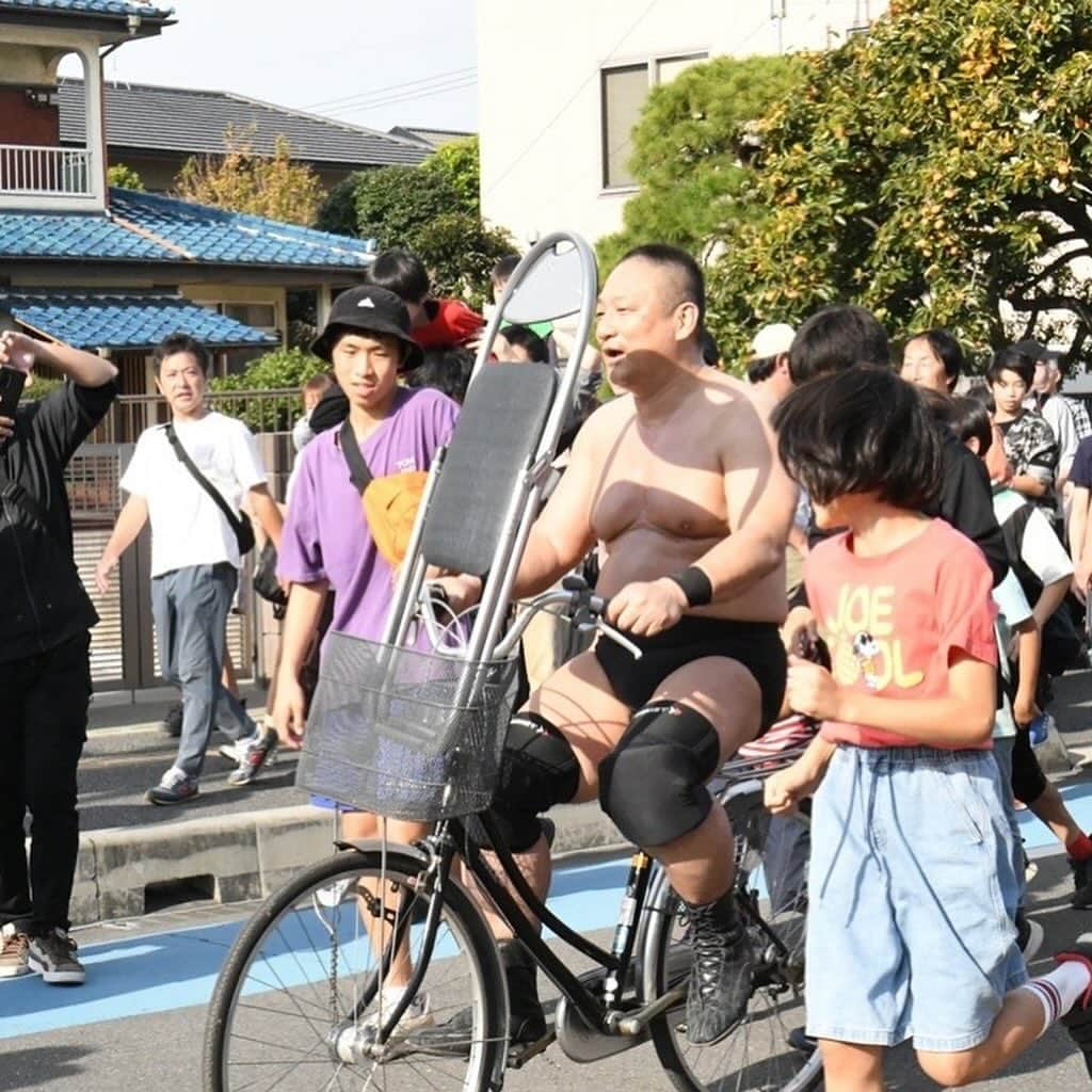 高木三四郎さんのインスタグラム写真 - (高木三四郎Instagram)「新河岸 高階小学校で行われていた #わくわくフェスティバル2023 無事に終了しました！歩行者天国だったとはいえ公道で路上プロレスができたのは大きかったです！  須見が避けたから私は自転車で城に突っ込む事に。。。須見め。。。  多くの子供達にプロレスの魅力を知ってもらえたと思います！ #ddtpro」11月4日 18時44分 - t346fire