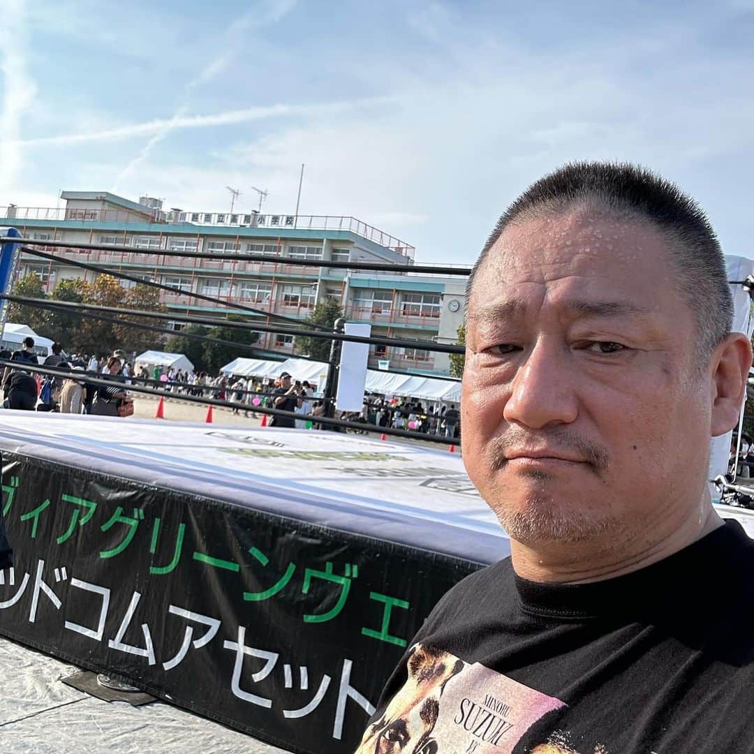高木三四郎のインスタグラム：「新河岸 高階小学校で行われていた #わくわくフェスティバル2023 無事に終了しました！歩行者天国だったとはいえ公道で路上プロレスができたのは大きかったです！  須見が避けたから私は自転車で城に突っ込む事に。。。須見め。。。  多くの子供達にプロレスの魅力を知ってもらえたと思います！ #ddtpro」