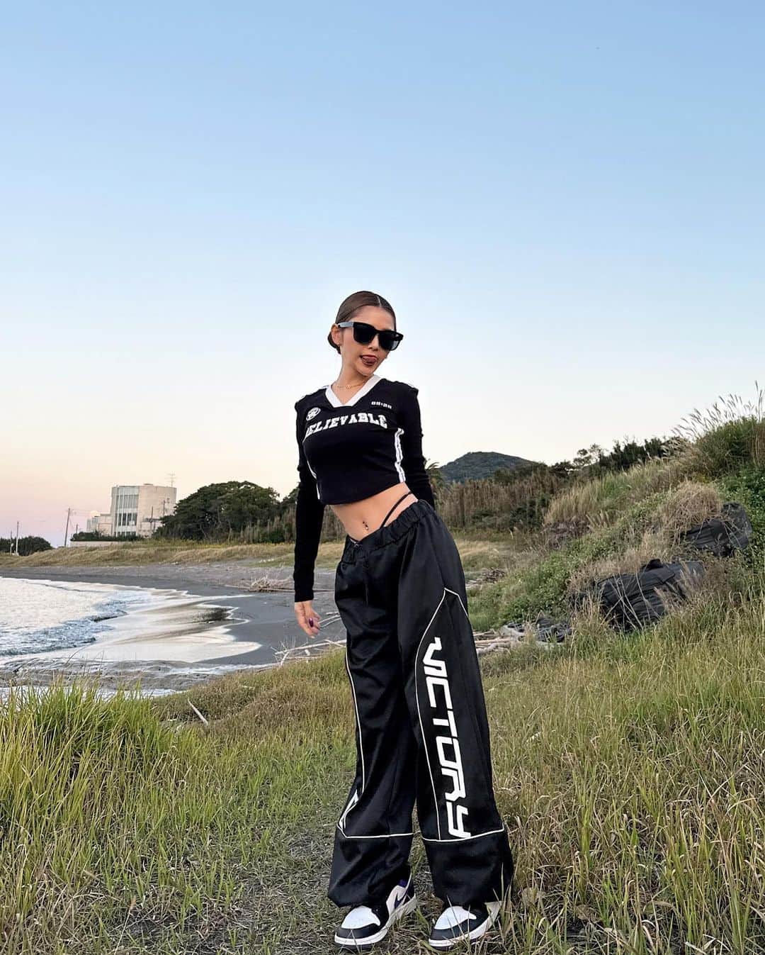 なかむらあんのインスタグラム：「SHEINコーデ組んでみた♡ @shein_japan   お買い上げ金額1～5,999円まではセール価格よ15%OFF6,000円以上は20%OFFになるクーポンコードあげちゃうよ〜💜 クーポンコード【BFPJP403】 利用期限：公開日〜12月末日 使ってね〜🎟‎🩵  商品IDはこれだよ〜！！ 1コーデ目🖤‎🤍💜 トップス 12727253 パンツ  11805060 サングラス 2791273  2コーデ💚‎🤍🖤 トップス 3820516 パンツ 10358606 ブーツ 21768180 ・ ・ Worth Trying, Worth Buying ・ ・ #SHEIN #SHEINforAll #SHEIN1111sale #SHEINGoodFinds #loveshein  #saveinstyle #PR #DazyHyunA」