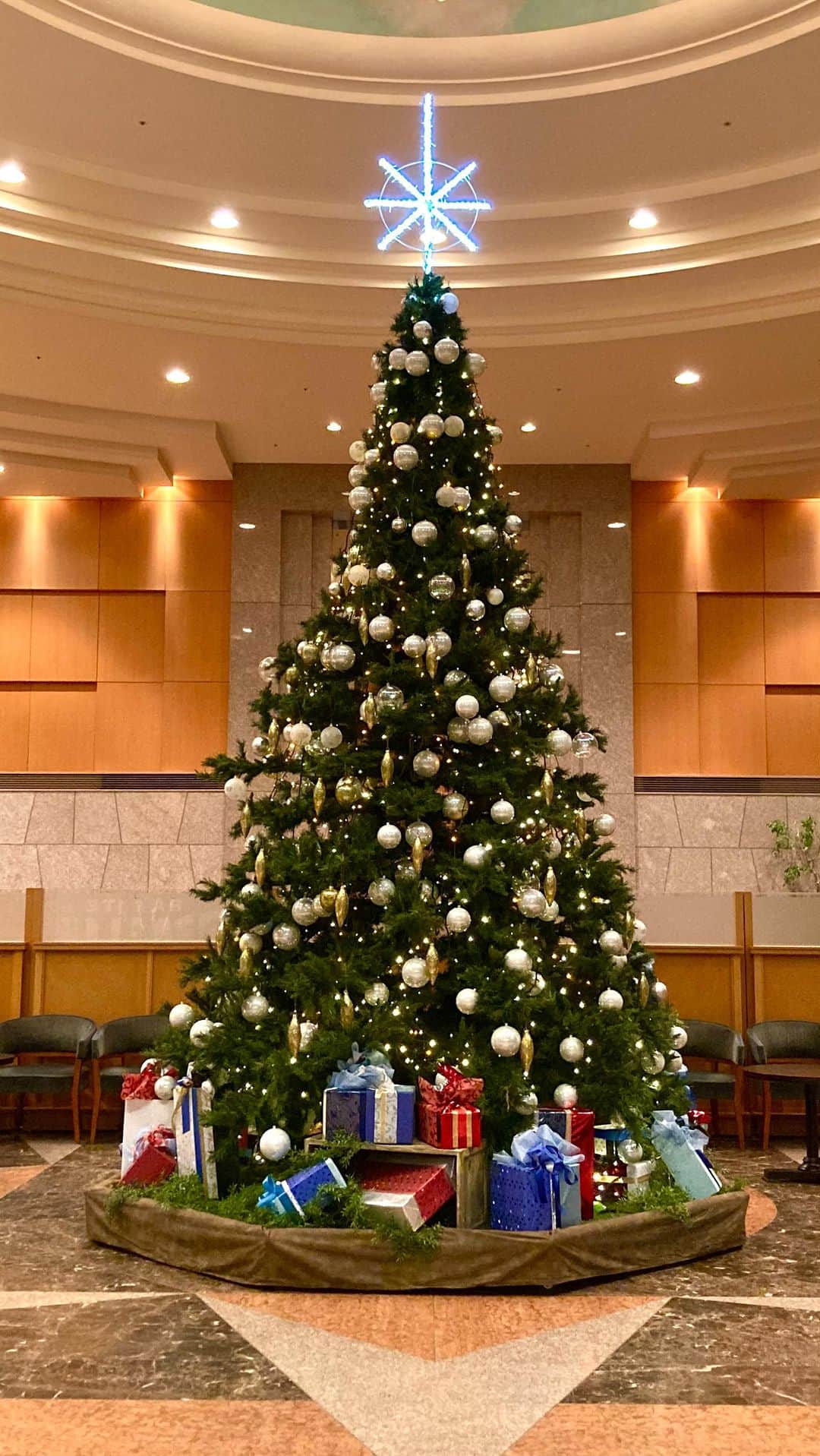 ANA CROWNE PLAZA TOYAMAのインスタグラム：「2023 Happy Christmas!!  ANAクラウンプラザホテル富山の各レストラン・バーでは、12.22（金）～25（月）４日間限定のクリスマススペシャルメニューをご用意しております。 パティシエ特製のクリスマスケーキもご予約受付中です♪ ホテルウェブサイトでご紹介しておりますので、ぜひご覧ください！  ▶ご予約・詳細情報は、 （@ana_crowne_plaza_toyama）内に記載のウェブサイトリンクよりお願いいたします。 「プロモーション・レストラン」→「メリークリスマス2023」・「クリスマスケーキ2023」よりお進みください！ 《オンライン予約受付中です》  お電話でのお問い合わせは、 TEL.0570-04-1080（ナビダイヤル③）にて承ります。  #anaクラウンプラザホテル富山 #anacrowneplazatoyama #富山クリスマス #クリスマス #クリスマスケーキ #happychristmas」