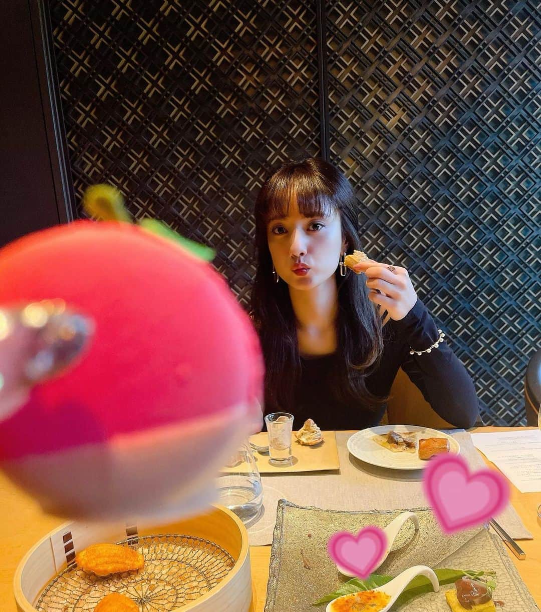 谷まりあのインスタグラム：「先月の帝京大学さんの学園祭に引き続き、今日は東京経済大学さんの学園祭にお邪魔しました☺️ 生徒さんとの距離も近くてたくさんの方が遊びにきてくれたので、最初は緊張しましたが、目が合うと笑顔を返してくれる皆さんに癒されて楽しんでトークできました💗☺️ 最近旅行した京都のことを質問してくれた学生さんもいて、近況を直接お話しできた気がして嬉しかったです♫ 最後に学生さんに伝えましたが、学生期間は長期のお休みや、自由に過ごせる時間がたくさんあるので、色々なことを経験して自分の好きを見つけて欲しいなと思いました☺️  大学を卒業して何年か経ちましたが、学生さんたちのキラキした姿に学生の頃の自分を思い出させてもらったような気がします✨✨ 直接皆さんに会えたこともあってたくさんパワーをもらえました🥹🫶🏻 また学生さんに会える機会がありますように。。会いにきてくれたみなさんありがとう💗皆さん1人1人のこと応援しています💗 そして実行委員会の皆様呼んでくれてありがとう☺️  長くなっちゃいました🥹  質問コーナーで話した京都の南禅寺さんの近くにあるブルーボトルもとても素敵だったから行ってみてね♡写真はホテルザ三井京都さんで頂いた幸せなアフタヌーンティーの写真です♡  #b_marimari」
