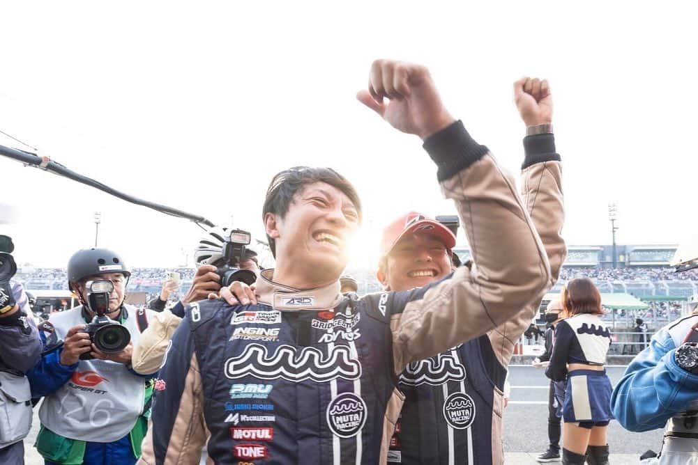 後藤佑紀さんのインスタグラム写真 - (後藤佑紀Instagram)「. SUPERGT Rd.8@モビリティリゾートもてぎ  シリーズチャンピオンには必須のポール、 2号車muta Racing INGING見事🅿️1🥇 最高😭かっこよすぎる😭😭😭  練習走行から始まり、Q1、Q2と 全てトップタイムで迎える明日の決勝🏁  泣いても笑っても明日が今シーズン最後のレース 今度こそ表彰台の真ん中で嬉し涙を✊✊  明日は優勝、そして逆転チャンピオンを目指し、 みんな一丸となって応援しましょう🔥🔥  決勝も引き続き応援よろしくお願いします！  #muta #mutaracing  #mutaracingfairies #レースクイーン #SUPERGT #gt300 #GR86GT #ingingmotorsports #ブリヂストン #モビリティリゾートもてぎ」11月4日 18時45分 - kinochan0219