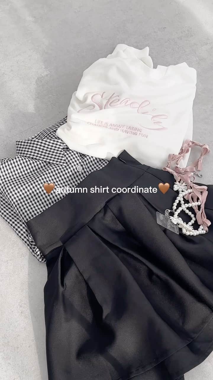 のインスタグラム：「【new arrival🎀】販売中！ ⁡ ◆着回し力抜群のスタンドカラーシャツが登場！ ⁡ 王道シンプルな形に少し袖ボリュームをもたせた甘カジュなシャツアイテム！  ブラック系その他はチェック柄、ネイビーはストライプ柄のデザインです。 スウェットから襟元だけ出すスタイリングもお洒落見えします♪  袖丈は自然と萌え袖になるような少々長めな丈感なので、 カジュアルなシャツデザインに挑戦しにくい方でも挑戦しやすいアイテムです。  トップスとしての着用をおすすめしておりますが、 前ボタンで羽織としても着用が可能なので、 涼しい季節にはTシャツやタンクトップなどと羽織であわせていただいても◎  ⁡ #アソート袖ボリュームシャツ 商品番号🔎984474 サイズ…F/XL ¥3,595(taxin) ⁡ ⁡ こちらの画像はインスタ用に加工しておりますので、カラーの雰囲気が実際の商品と異なる場合がございます。 商品ページにてカラーのご確認をお願い致します。 ⁡ #ZOZOでしか買えない #アプレジュール #アプレ部」
