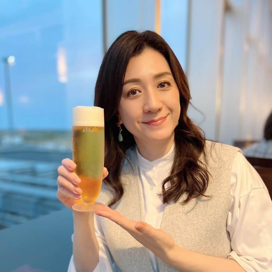 野々村友紀子のインスタグラム：「今日は徳島県美馬市で講演会でした💚🩵私の母の出身地も徳島！小さい頃から馴染みのある徳島に行けて嬉しいー😃  たくさん来ていただき、どうもありがとうございました！本の販売も大盛況で、皆様とお話しながら楽しくサインさせていただきました。  空港を出たら良いお天気！ 今回は時間がなくて空港の阿波踊りオブジェと踊り撮りはできませんでした、、  美馬市といえば「うだつの町並み」。 「うだつが上がらない」のうだつですよ。  江戸時代、防火と装飾を兼ねていたものだそうですが、いつしか富や成功の象徴になった「うだつ」が上がったお家が多く見られる美しい町です。我が家のうだつも上がりますように！！  帰りの空港で、いつものお疲れ乾杯🍻 徳島ということで「すだちサワー」でサッパリ美味しく1杯目をいただきました。 2杯目はやっぱ生ですねー🍺  会場でいただいたお弁当はブリやカツオや天ぷらやお肉ととっても豪華でしたが、こちらでもすだちブリ食べちゃうよね。 タコの天ぷらとすだちブリ握りも美味しかった！！  また徳島行きたいなー🩵」