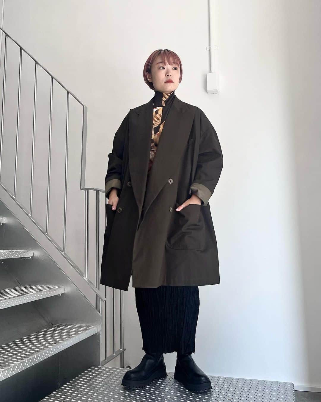 MIDWEST TOKYO WOMENのインスタグラム：「. 【jacket】 midwest exclusive oversize peaked lapel jacket @re_qual_ black,darkgray,khaki / size free  【tops】 marble print high neck jersey top @mamekurogouchi white,khaki / size1,2,3,4  【skirt】 wrinkle pleats i line skirt @mamekurogouchi black,brown / size1,2,3  【shoes】 side gore boots @elvio.zanon black / size36-39  @midwest_tw staff 160cm」
