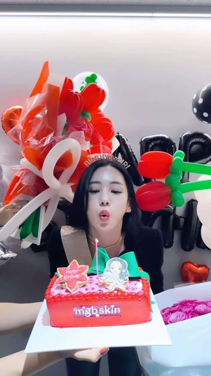 megbabyのインスタグラム：「MEGOODチーム大好き❤🎂💐😘#birthdaygirl」
