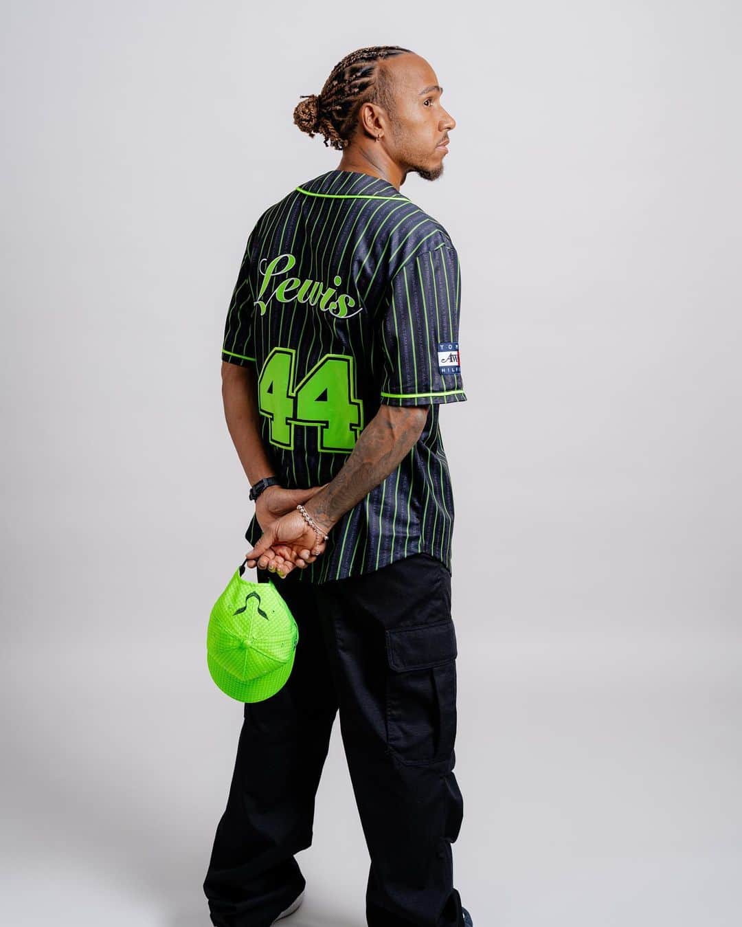 MERCEDES AMG PETRONASさんのインスタグラム写真 - (MERCEDES AMG PETRONASInstagram)「Paint the kitchen neon, brighten up the sky ✨  Tap the tags to shop Lewis’ 2023 neon green cap exclusively on our Team Store 😍」11月4日 18時58分 - mercedesamgf1