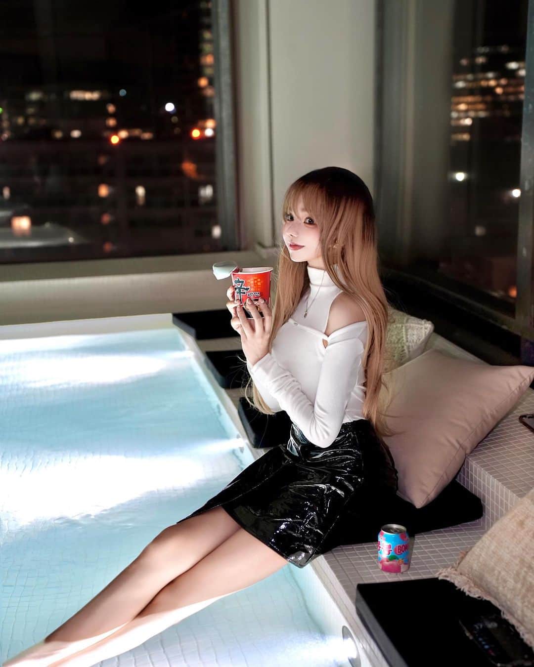 くまくまくまさんのインスタグラム写真 - (くまくまくまInstagram)「♡「秋冬限定」♨ ♡  夏に大人気のあのナイトプールOKなお店がなんと秋冬限定で足湯を始めたよん🦵✨  食べ放題の韓国フードを楽しみながら、🇰🇷🍜  ポカポカになれて充実した時間を過ごせるん❄️  寒い季節にぴったり🍂♡  渋谷でゆったりデート、オススメだよー❤️‍ @soak_jpn   #soak#足湯カフェ#夜カフェ#tokyocafe  #夜遊び#渋谷カフェ#表参道カフェ#カフェバー」11月4日 18時58分 - dango_kuma