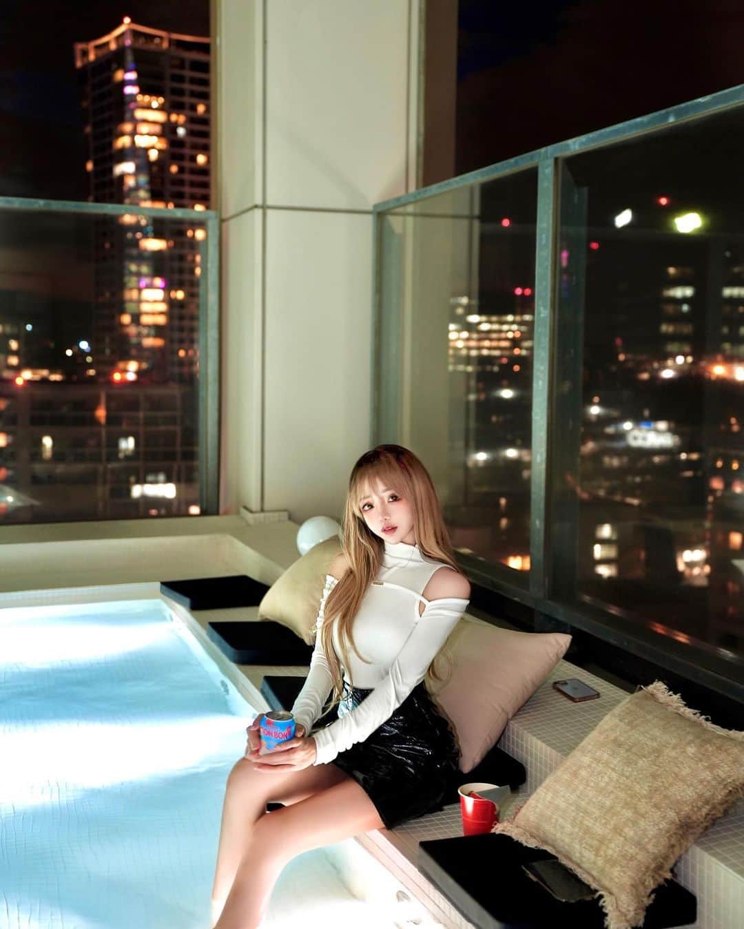 くまくまくまさんのインスタグラム写真 - (くまくまくまInstagram)「♡「秋冬限定」♨ ♡  夏に大人気のあのナイトプールOKなお店がなんと秋冬限定で足湯を始めたよん🦵✨  食べ放題の韓国フードを楽しみながら、🇰🇷🍜  ポカポカになれて充実した時間を過ごせるん❄️  寒い季節にぴったり🍂♡  渋谷でゆったりデート、オススメだよー❤️‍ @soak_jpn   #soak#足湯カフェ#夜カフェ#tokyocafe  #夜遊び#渋谷カフェ#表参道カフェ#カフェバー」11月4日 18時58分 - dango_kuma