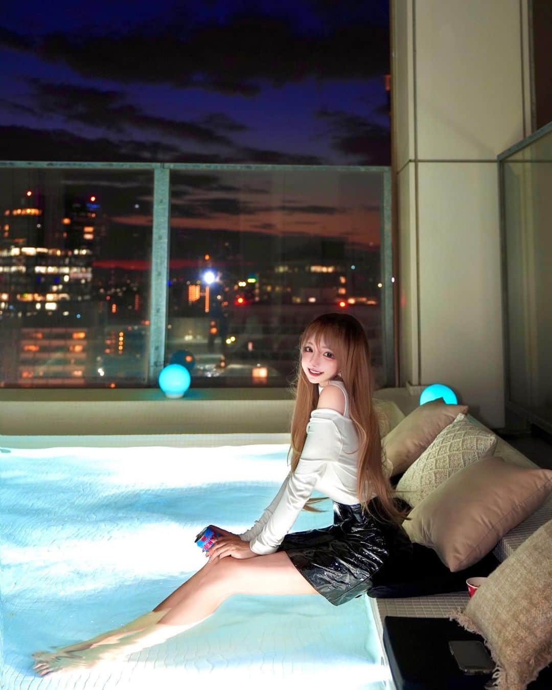 くまくまくまさんのインスタグラム写真 - (くまくまくまInstagram)「♡「秋冬限定」♨ ♡  夏に大人気のあのナイトプールOKなお店がなんと秋冬限定で足湯を始めたよん🦵✨  食べ放題の韓国フードを楽しみながら、🇰🇷🍜  ポカポカになれて充実した時間を過ごせるん❄️  寒い季節にぴったり🍂♡  渋谷でゆったりデート、オススメだよー❤️‍ @soak_jpn   #soak#足湯カフェ#夜カフェ#tokyocafe  #夜遊び#渋谷カフェ#表参道カフェ#カフェバー」11月4日 18時58分 - dango_kuma