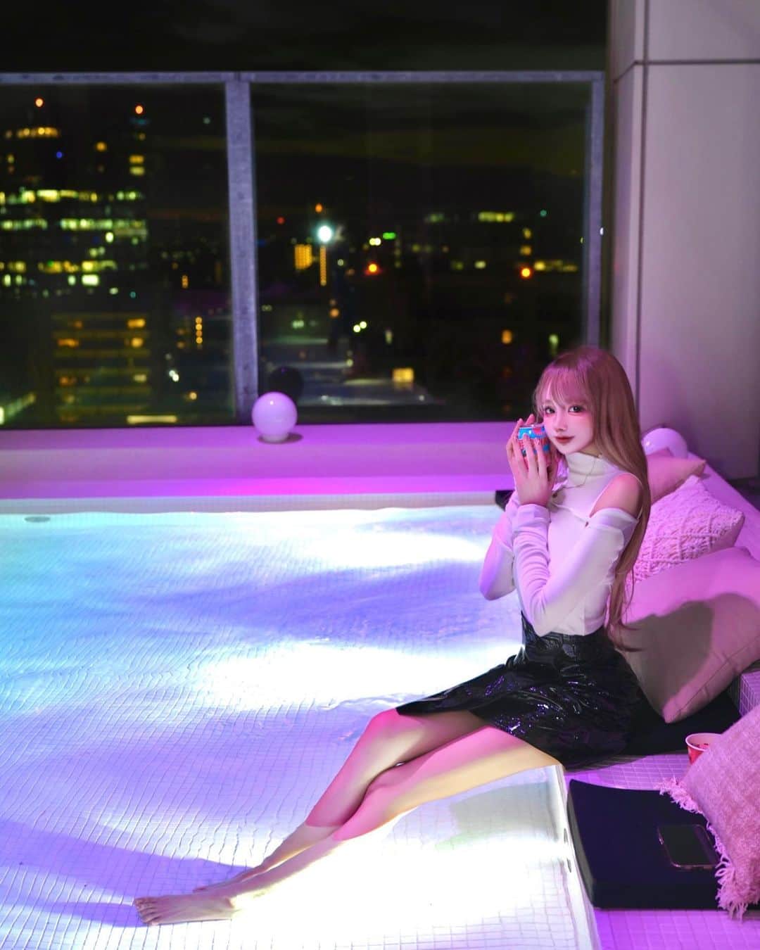 くまくまくまさんのインスタグラム写真 - (くまくまくまInstagram)「♡「秋冬限定」♨ ♡  夏に大人気のあのナイトプールOKなお店がなんと秋冬限定で足湯を始めたよん🦵✨  食べ放題の韓国フードを楽しみながら、🇰🇷🍜  ポカポカになれて充実した時間を過ごせるん❄️  寒い季節にぴったり🍂♡  渋谷でゆったりデート、オススメだよー❤️‍ @soak_jpn   #soak#足湯カフェ#夜カフェ#tokyocafe  #夜遊び#渋谷カフェ#表参道カフェ#カフェバー」11月4日 18時58分 - dango_kuma