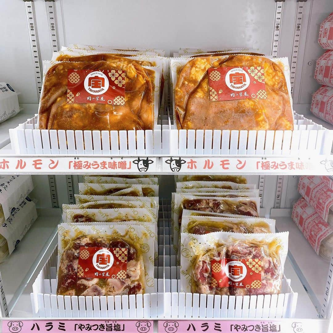 OMOCHA豊橋店のインスタグラム：「㊗️大好評につき追加生産‼️ 肉の宝屋『牛ホルモン』と『豚ハラミ』納品完了しました🍖🐮🐷 売り切れていて購入出来なかったお客様申し訳ございません🙇‍♂️ 期間限定商品でしたが、大好評につき追加で生産させていただきました✨  作り方はとっても簡単解凍してフライパンで焼くだけ🔥 2種類販売✨ 🐮『牛ホルモン』・・・極みうま味噌 🐷『豚ハラミ』　・・・やみつき旨塩 ［特徴］ 🐮牛ホルモン:『極みうま味噌』 新鮮な牛ホルモンに肉の宝屋オリジナルの甘辛味噌だれを漬け込んだ牛ホルモン。 牛肉の旨味と味噌だれの相性ぴったりの1品となっております。 🐷豚ハラミ:『やみつき旨塩』 やわらかな食感と濃厚な旨味が特徴の豚ハラミ肉を、特製の極み塩だれに漬け込みました。 1度食べたらやみつきになる美味しい豚ハラミに仕上げました。  ⭐️食べ方⭐️ ①お肉が冷凍状態なので解凍する ②解凍後フライパンに移して加熱する (※漬けだれも一緒に入れる) ③良くお肉に火を通す (※漬けだれとお肉を煮ながら火を通す) ④お好みで野菜や薬味などと合わせても🆗 ✨相性のいい野菜と薬味✨ 🐮牛ホルモン ［もやし,ニラ,キャベツ,玉ねぎ,青ネギ］ 🐷豚ハラミ ［青ネギ・玉ねぎ・もやし・ゴマ・一味］  『肉の宝屋餃子』 🥟定番肉餃子🥟 🔹創業50年肉屋の本気🔹 昭和45年、静岡に食肉店『肉の宝屋』として登場。あちらこちらのご家庭に美味しいお肉を届けたい、お肉を食べたお客様の笑顔満開な毎日を探し続けて50年を迎えました。そんな肉屋の本気が結集したのが『肉の宝屋餃子』。国産豚肉を遠慮なしたっぷり使った肉餃子。一気に焼き上げると香ばしい香りが立ち込める。パリッとした皮、たっぷり詰まった餡。ひとくち食べるとジュワーっと口の中で広がる肉汁。もう箸が止まらない。肉屋本気の逸品『肉の宝屋餃子』、ご家庭でご賞味下さい。  ⭐️美味しい焼き餃子の作り方⭐️ ①フライパンにゴマ油を30ccひき、火をつけて1分温めます ②フライパンに餃子を並べて焼き色をつけます ③熱湯を餃子の半分位の高さまで差します (※熱湯を入れてフライパンの温度を下げない) ④蓋をして3分〜5分蒸し焼きにします (※ 個数によって焼き時間を変えて下さい) ⑤蓋を外して水分を飛ばしお好みの焼き色がついたら出来上がり  『期間限定』 ⭐️『生姜餃子』残りわずかとなります💦 お早めにお買い求め下さい☺️  #ホルモン#牛ホルモン#豚ハラミ#ビールとホルモン#バーベキュー#BBQ#24時間無地販売#肉の宝屋餃子#麻辣餃子#にんにく餃子#生姜餃子#青しそ餃子#柚子こしょう餃子 #24時間無人販売 #餃子 #冷凍餃子#焼餃子 #水餃子 #肉餃子#静岡グルメ #島田市  #ふるさと納税 #餃子部 #餃子パーティー  #餃子とビール #餃子の皮 #餃子とビール  #肉汁 #餃子専門店 #静岡#浜松」