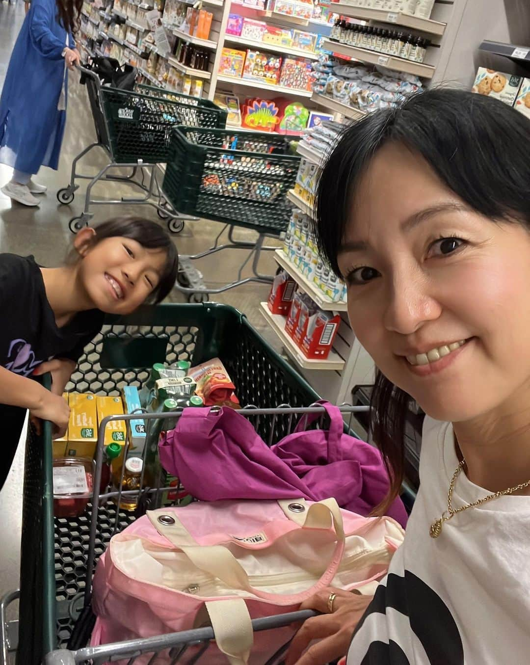 甘糟記子さんのインスタグラム写真 - (甘糟記子Instagram)「お家に戻る前に、ホールフーズに寄り道(o^^o)  100均で売ってるわさび、5.69ドルだって(＞人＜;)  ほんと色々値段が恐ろしいハワイ（笑）  買い物終わりにアサイボウルも立ち食いして\(//∇//)\  姫は帰りの車で一瞬で爆睡（笑）  でも部屋に戻ったら泳ぎたい！って（笑） 元気すぎる〜  そんなわけで30分だけ夕飯前にプールへ！  私の思ってた11月のハワイと違って、昼はめっちゃ暑くて、夜も風は少なくプールオッケーな感じです！  でも上がる前はジャグジーでしっかりあったまったよ(≧∀≦)  楽しいな〜\(//∇//)\  #甘糟旅行ハワイ#甘糟旅行#女子旅#ハワイ#ホールフーズ#息子殿姫#姫」11月4日 18時58分 - norihey924