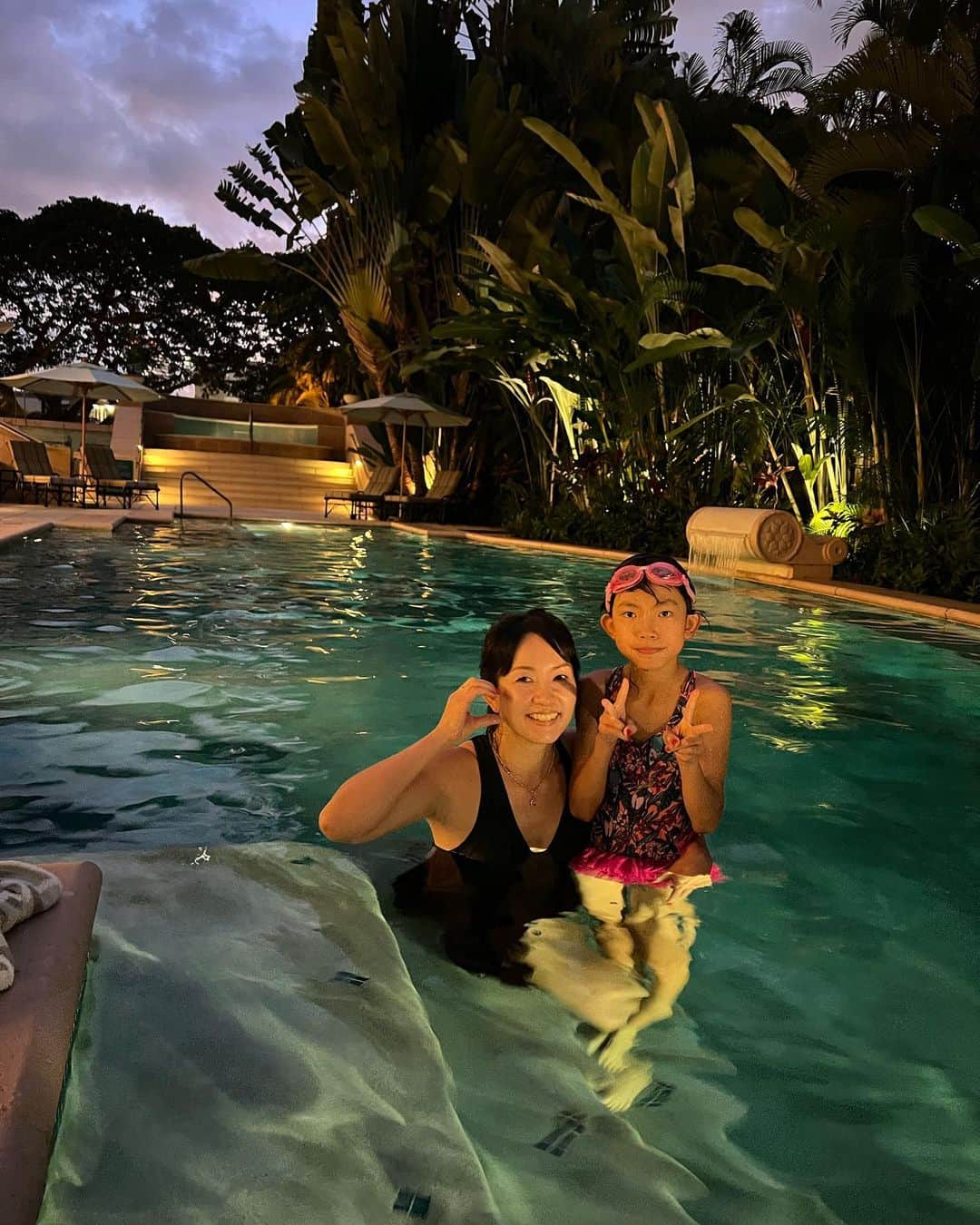 甘糟記子さんのインスタグラム写真 - (甘糟記子Instagram)「お家に戻る前に、ホールフーズに寄り道(o^^o)  100均で売ってるわさび、5.69ドルだって(＞人＜;)  ほんと色々値段が恐ろしいハワイ（笑）  買い物終わりにアサイボウルも立ち食いして\(//∇//)\  姫は帰りの車で一瞬で爆睡（笑）  でも部屋に戻ったら泳ぎたい！って（笑） 元気すぎる〜  そんなわけで30分だけ夕飯前にプールへ！  私の思ってた11月のハワイと違って、昼はめっちゃ暑くて、夜も風は少なくプールオッケーな感じです！  でも上がる前はジャグジーでしっかりあったまったよ(≧∀≦)  楽しいな〜\(//∇//)\  #甘糟旅行ハワイ#甘糟旅行#女子旅#ハワイ#ホールフーズ#息子殿姫#姫」11月4日 18時58分 - norihey924