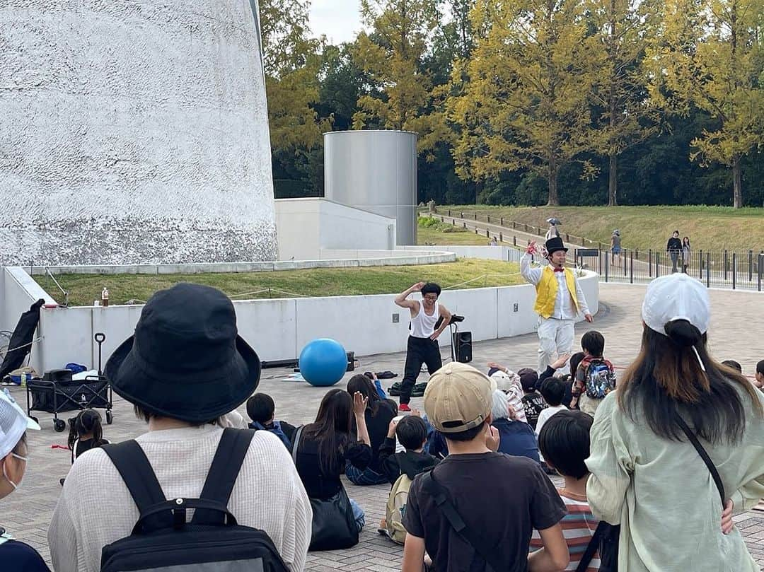 前田志良さんのインスタグラム写真 - (前田志良Instagram)「今日は、万博記念公園で、とんぺてぃーずと大道芸をさせてもらいました✨  天気がよくて、見に来てくれた方もたくさんですごく楽しかったです😉  #大阪・関西万博　#EXPO  #大阪よしもとパフォーマー　　ブ　#144cmの先輩  #よしもと　#大道芸」11月4日 18時59分 - bikoon.shiro