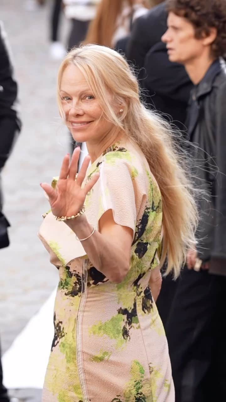 のインスタグラム：「After years of what she describes as playing dress up, #PamelaAnderson isn’t interested in putting on a front for the world any longer. “For years, I was acting like these characters: a Playmate, a rockstar’s wife,” she tells Vogue. After going make-up free at #ParisFashionWeek (“I know I wasn’t making strides towards world peace, but I was making a statement”), the actor talks about why she’s finally feeling like herself, at the link in bio.」