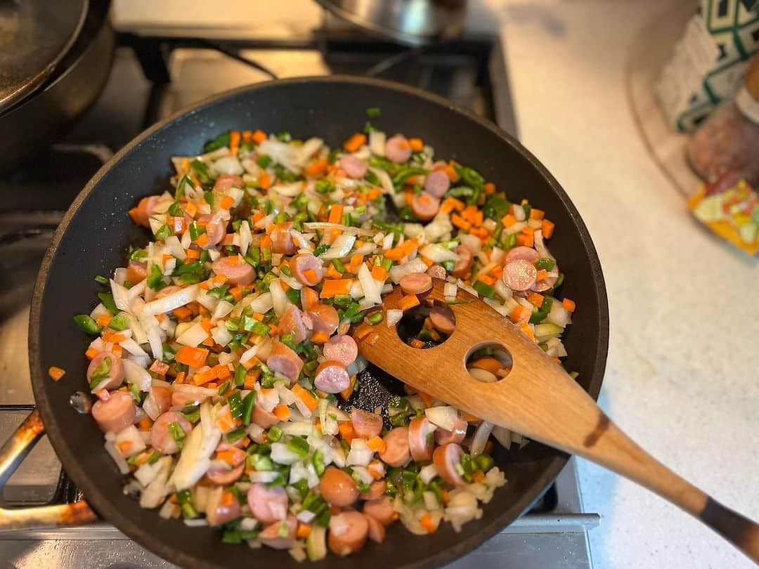 安田美沙子さんのインスタグラム写真 - (安田美沙子Instagram)「久々にオムライスつくりました🥚  amの30分で、ケチャップライスだけ作っておくと。。 夜が楽☺️  多めに作ったから、翌朝も楽☺️  野菜たっぷりを、子供たち用に柔らかく炒め煮ます。 お酒、塩麹、ケチャップで煮詰めて。。。  ご飯を混ぜるだけ✨  息子の描いたケチャップ🍅翌朝が格段にうまくかけたね😂  やっぱりオムライスは、幸せの味🥚  次男は、緑が最近嫌な時期🫑大好きな卵と一緒に ぴっかり賞でした！  野菜たっぷりオムライス🤍  #みさこクッキング #塩麹 #ケチャップ #顔 #405のお皿 #次男にお皿から🥚出てるよって言われた」11月4日 18時53分 - yasuda_misako