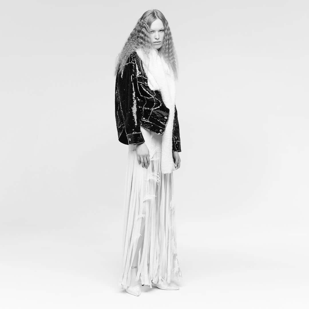 フォルテフォルテのインスタグラム：「contemporary beauty lights up in front of the contrast between deep darkness and vibrant light. five–pocket oversized jacket with black mirror–effect sequins embroidery and silver outlines. underneath, the ivory cady crêpe dress with long fringes that sway with each and every step. a soft mohair wool bouclé scarf surrounding the neck and the new velvet silk décolleté shoes, sophisticated and elegant. “aurora borealis”: discover our new inverno 2023 collection.  #forte_forte #aw23 #auroraborealis #inverno #iridescence #dreams #magic #poetic #feminine #fluid #madeinitaly」