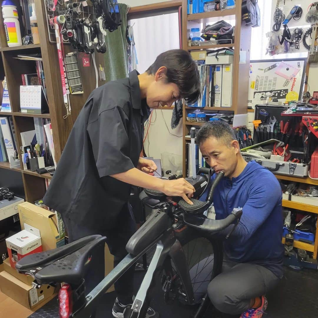 上田藍さんのインスタグラム写真 - (上田藍Instagram)「. 🚲️🚲️🚲️🔧🚲️🚲️🚲️🔧🚲️🚲️🚲️✨  今日は、強化拠点の千葉県稲毛にある【バイク＆トライアスロンショップ フリート】にて、店長の相田メカニック @hiroaid369 に、ロングディスタンスのレースで必要になるアイテムの取り付け相談をさせてもらってきました🤗✨  相田メカニックと愛車を囲んでのこの時間が好きです🚲️💓私のような小柄アスリートに寄り添ってくださることがとても心強いです🥰 知識も技術も豊富な相田メカニックも小柄アスリートの１人。 工夫したいポイントやポジションを出したい時のイメージを即、理解して下さるので、長年お世話になりっぱなしです🙈✨いつもありがとうございます🍀  フリートへ到着したら、チームメイトの佐藤姫夏選手も遠征前のバイクチェックに来ていて、3人で次のレースの話や他愛のない話で盛り上がりました☀️  📷️1枚目/姫夏選手、相田店長、私の3ショット😊✨ 📷️2・3枚目/アイテム取り付けに2人で『こうしよう🤔あーしよう🎵』とワチャワチャTime中です🎶  シーズン終盤💪🔥 しっかり戦っていきたいと思います😊🌟  #フリート #トライアスロンショップ #信頼抜群 #相田メカニック🚲️🔧 #いつもありがとうございます🤗 #愛車  #ceepo #Viper  #トライアスロン #上田藍 #感謝💓」11月4日 18時54分 - ai_love_tri