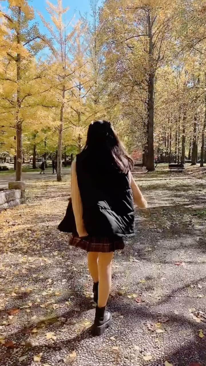 青山姫乃のインスタグラム：「・ 皆さんこんにちは！ヒメノです👑🧡  昨日の投稿の動画バージョンだよぉー！  秋晴れ最高でした✨️  #ニコラ #nicola#ニコラ12月号発売中 #ニコラ12月号 #ニコモ #青山姫乃 #ヒメノ#秋晴れ #動画バージョン」
