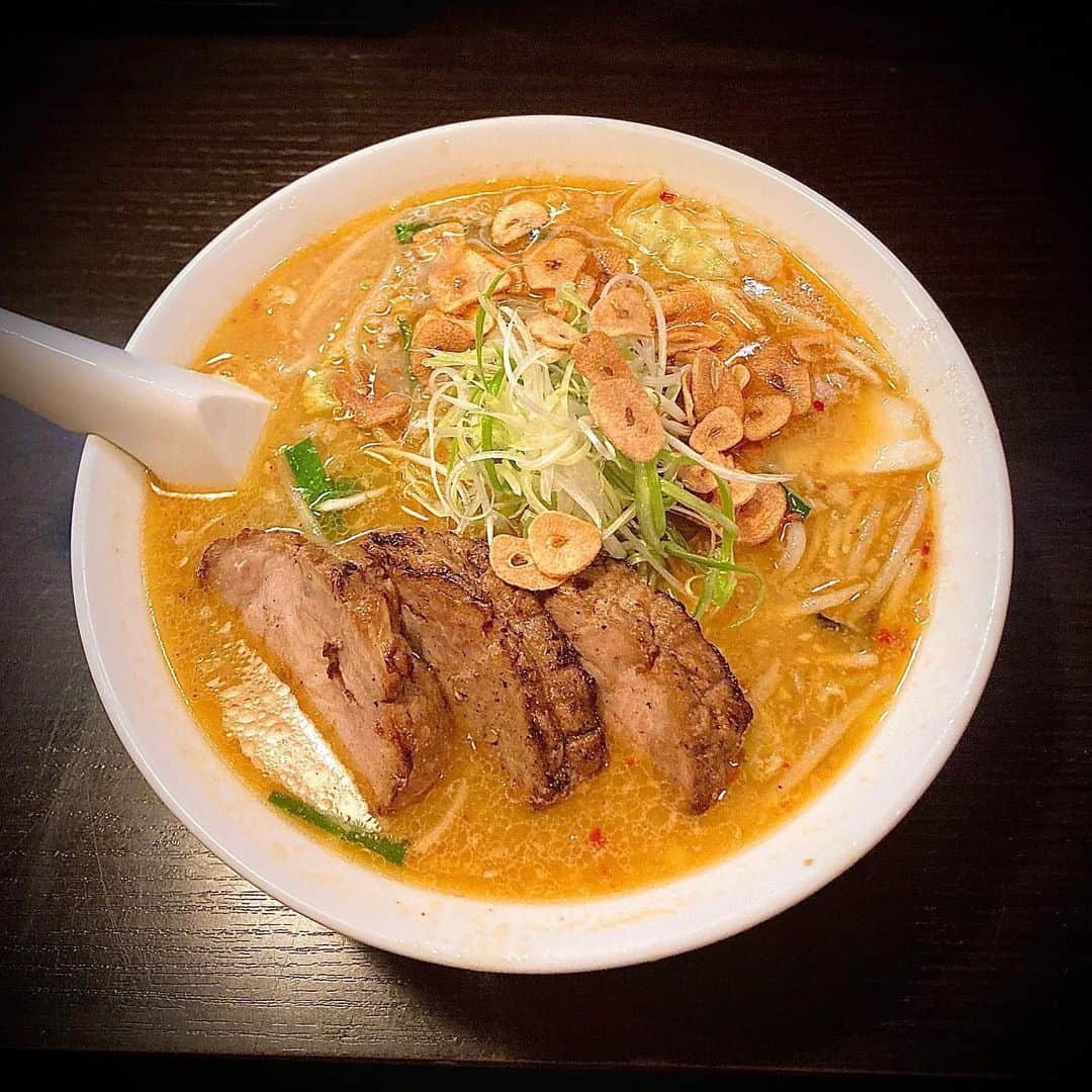 仁科貴さんのインスタグラム写真 - (仁科貴Instagram)「札幌。たまにはラーメン以外も食いませんとね…ってどの口が云うとんねん‼️  #札幌魚河岸五十七番寿し 新千歳空港 はるばる初#リトルマーメイド の旅 #劇団四季 #感動しました #けやき すすきの本店 #麺屋彩未 美園 #名店彩未になぜかサイン入ポスター #いそのかづお すすきの」11月4日 18時57分 - takashi_nishina