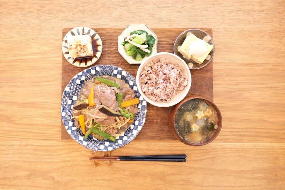 木村文乃 のインスタグラム：「*** いつかのごはんでした。  ジンギスカン シンプル冷ややっこ 青梗菜としめじのおひたし だし巻きたまごおろしのっけ 大根とワカメのおみそ汁 雑穀米ごはん  ラム好きなんですけど 気付いたら冷凍庫で忘れ去られてる…🫥」