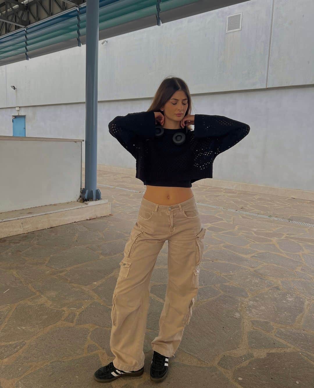 TALLY WEiJLさんのインスタグラム写真 - (TALLY WEiJLInstagram)「The weather’s getting cooler and so are our fall styles 🍂  @beelise⁠ ⁠ Cropped pullover 🔎 640128⁠ Multi pocket cargo trousers 🔎 642581」11月4日 19時00分 - tally_weijl